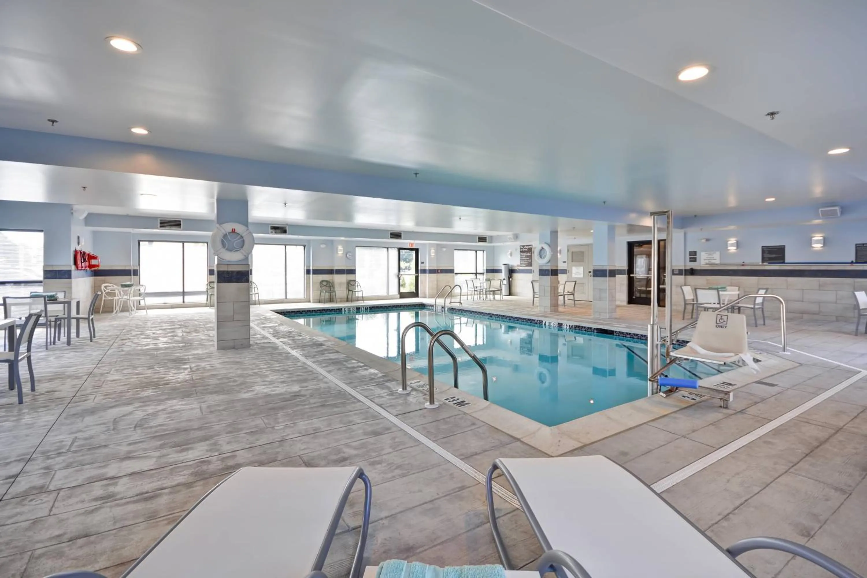 Swimming pool in TownePlace Suites by Marriott Cranbury South Brunswick