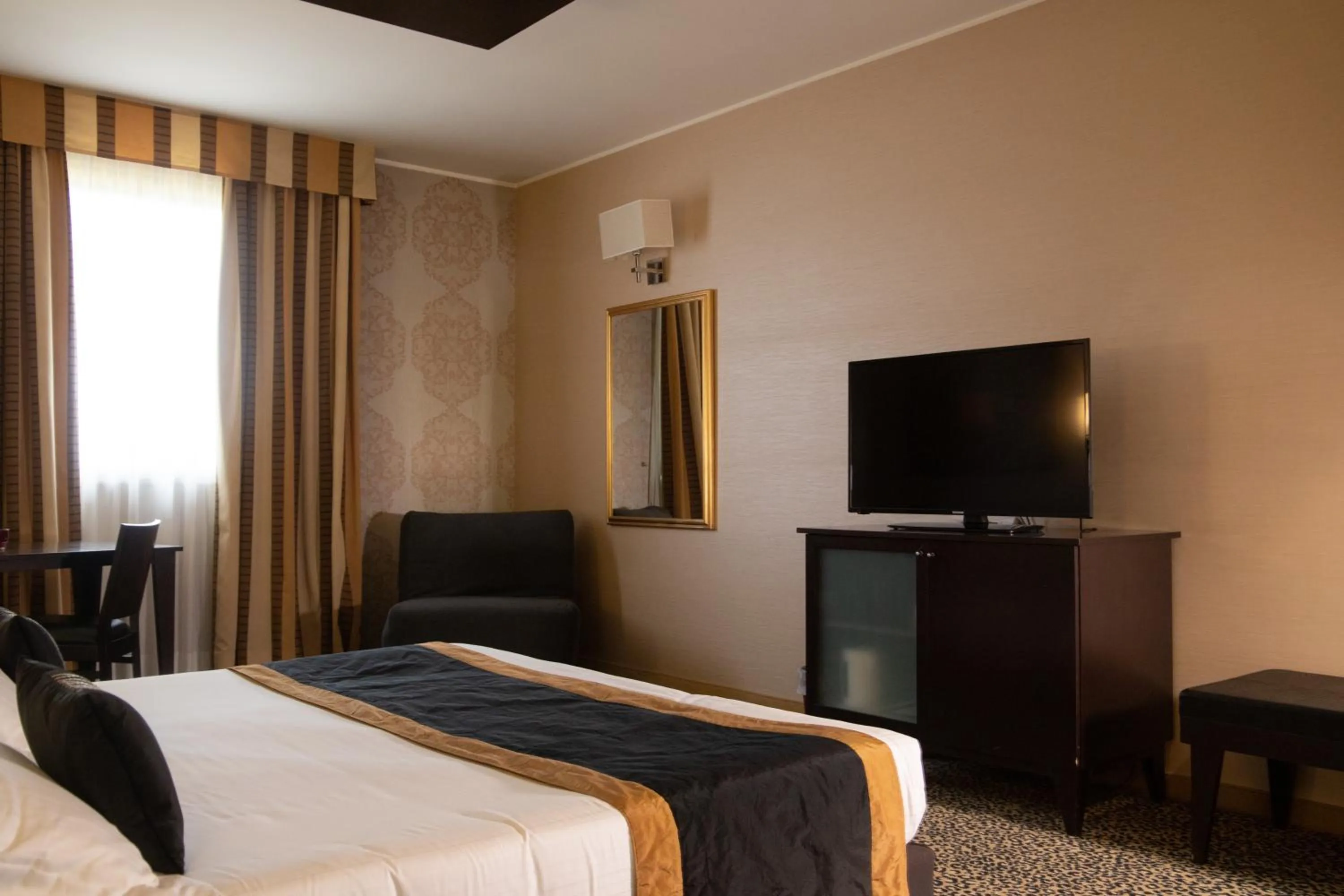 hair dresser, Bed in Hotel Motel Del Duca-Pavia