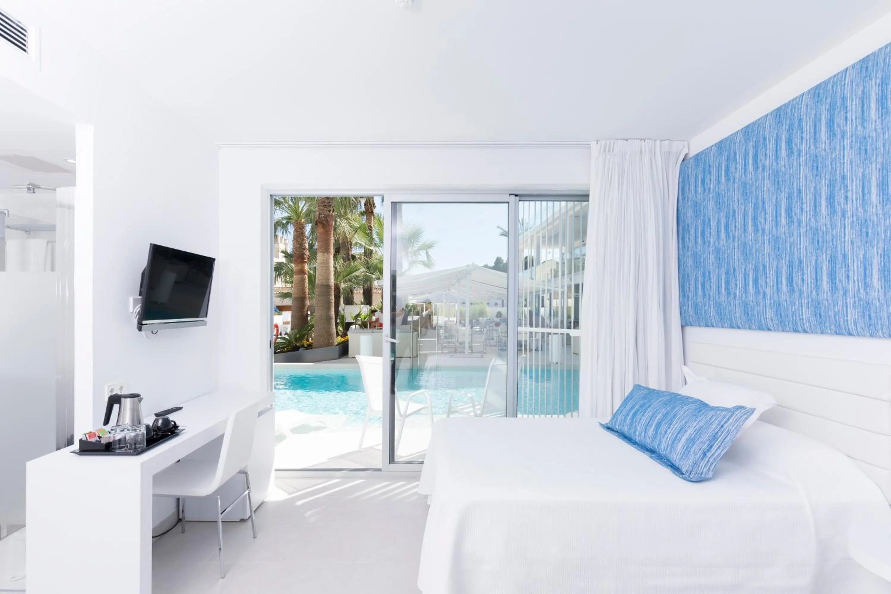 Photo of the whole room, Bed in Reverence Mare Hotel - Adults Only