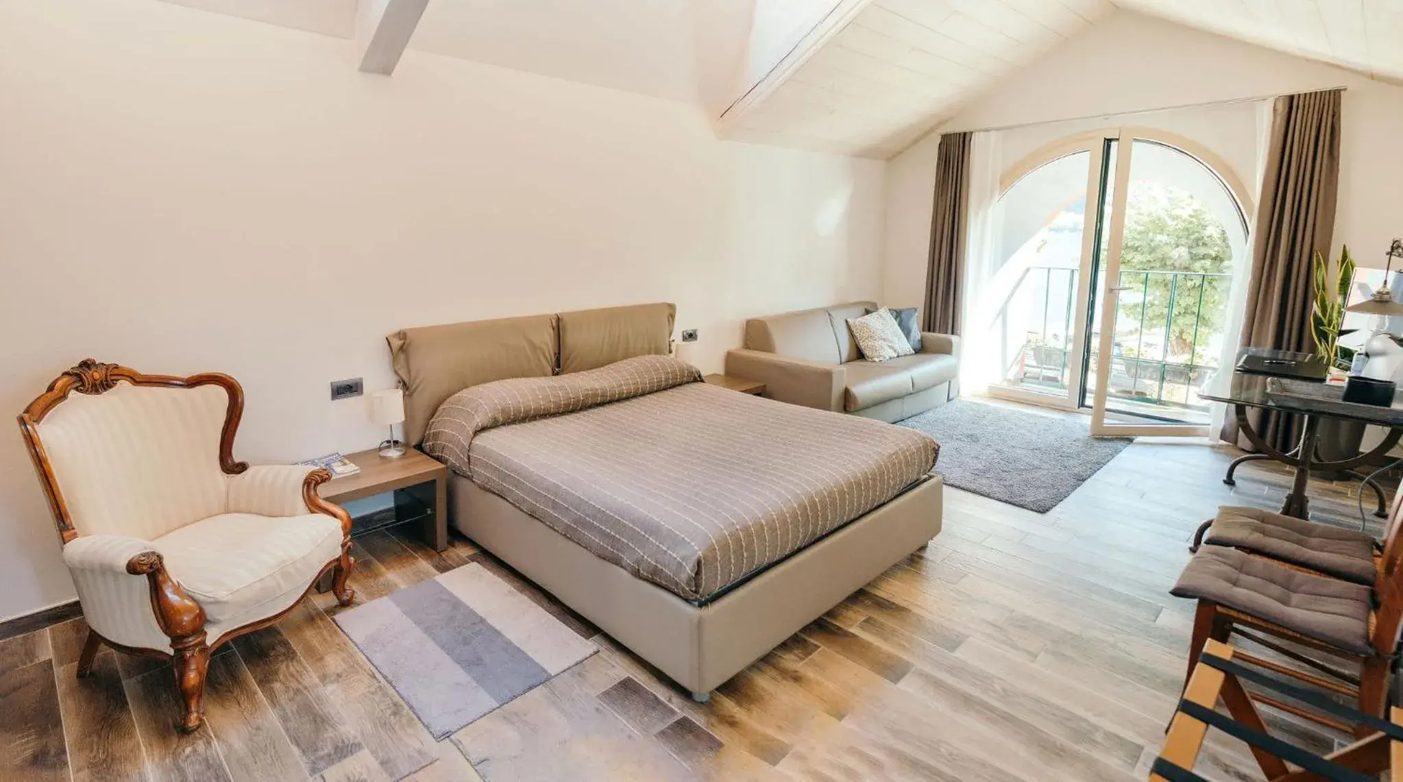 Junior Suite with Lake View in La Locanda del Cantiere Junior Suite with Lake View in La Locanda del Cantiere