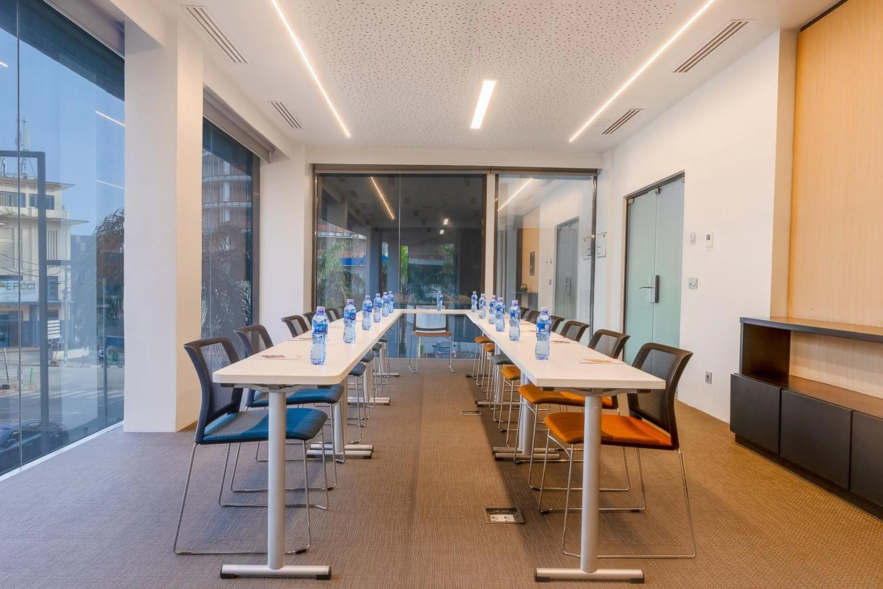 Seating area in Seen Hotel Abidjan Plateau