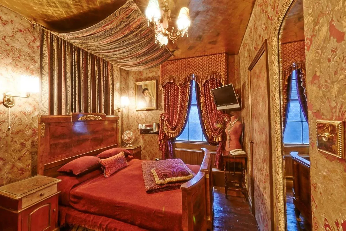 Photo of the whole room, Bed in Pavilion Hotel