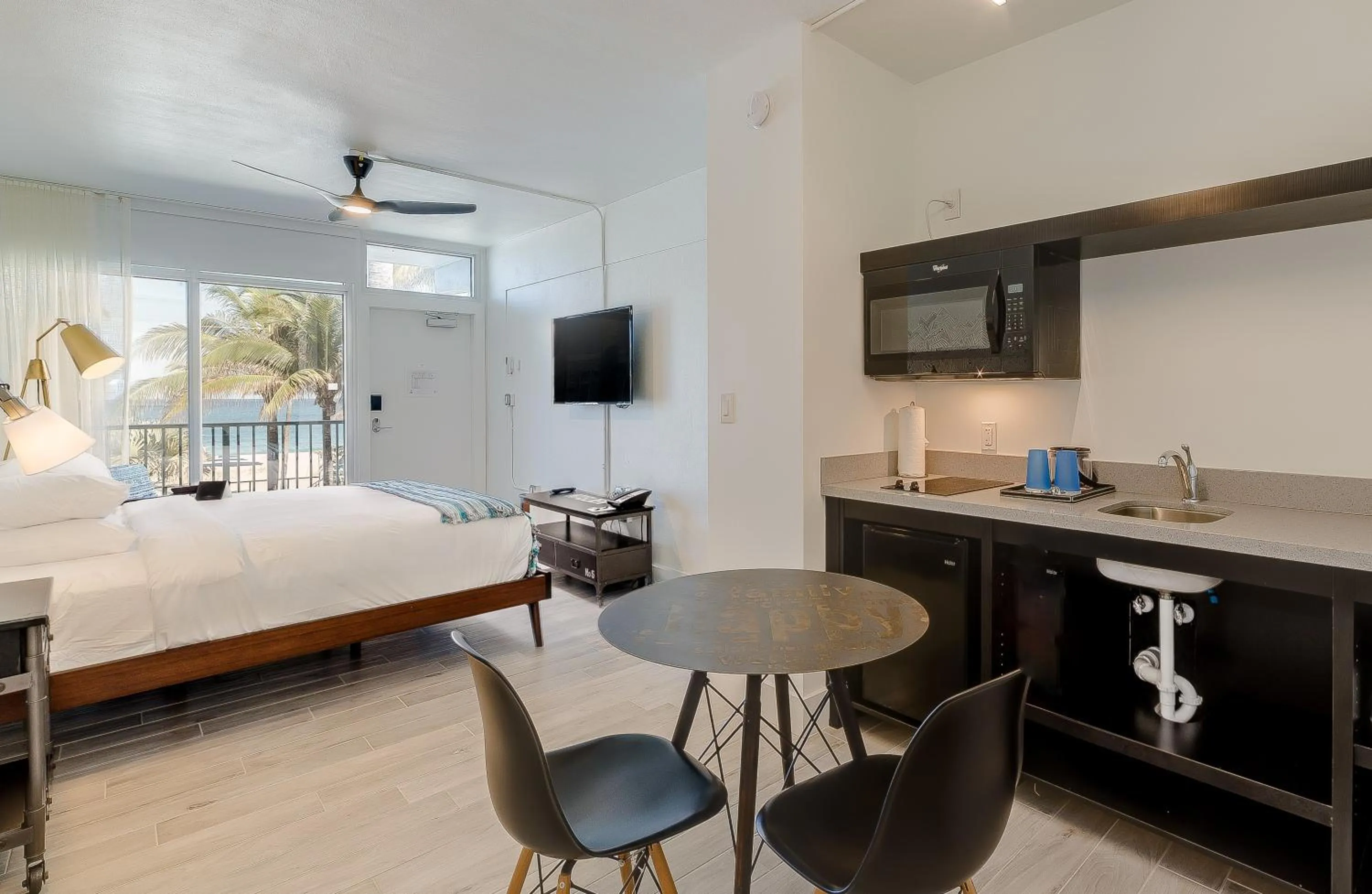 Kitchen or kitchenette, Bed in Plunge Beach Resort