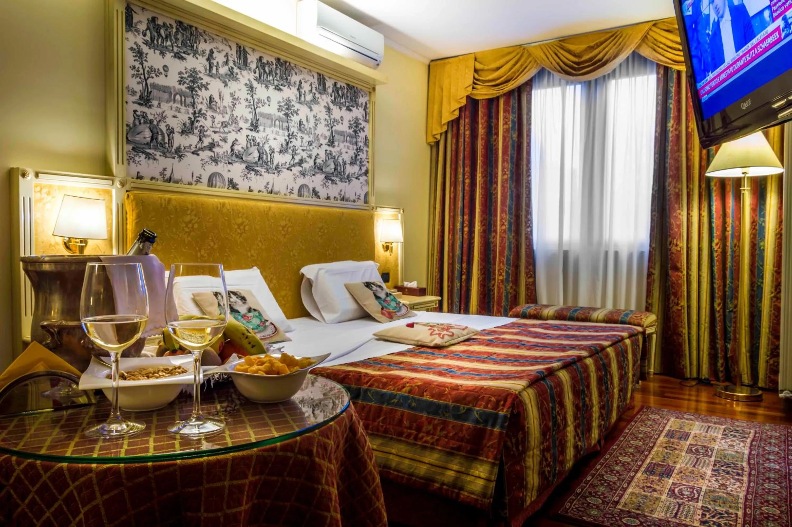 Bedroom, Bed in Hotel La Bussola