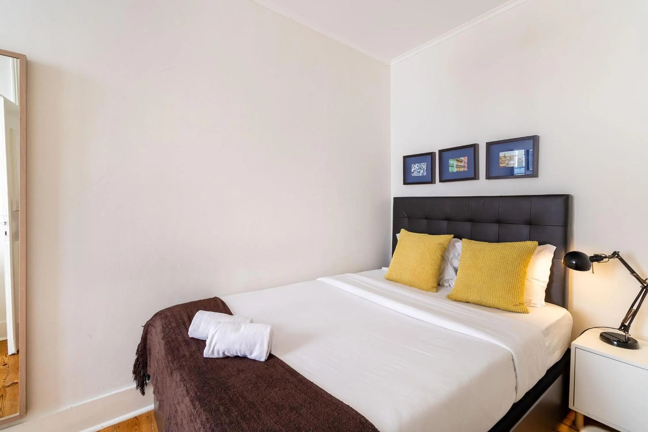 Bedroom, Bed in Diario de Noticias by Central Hill Apartments