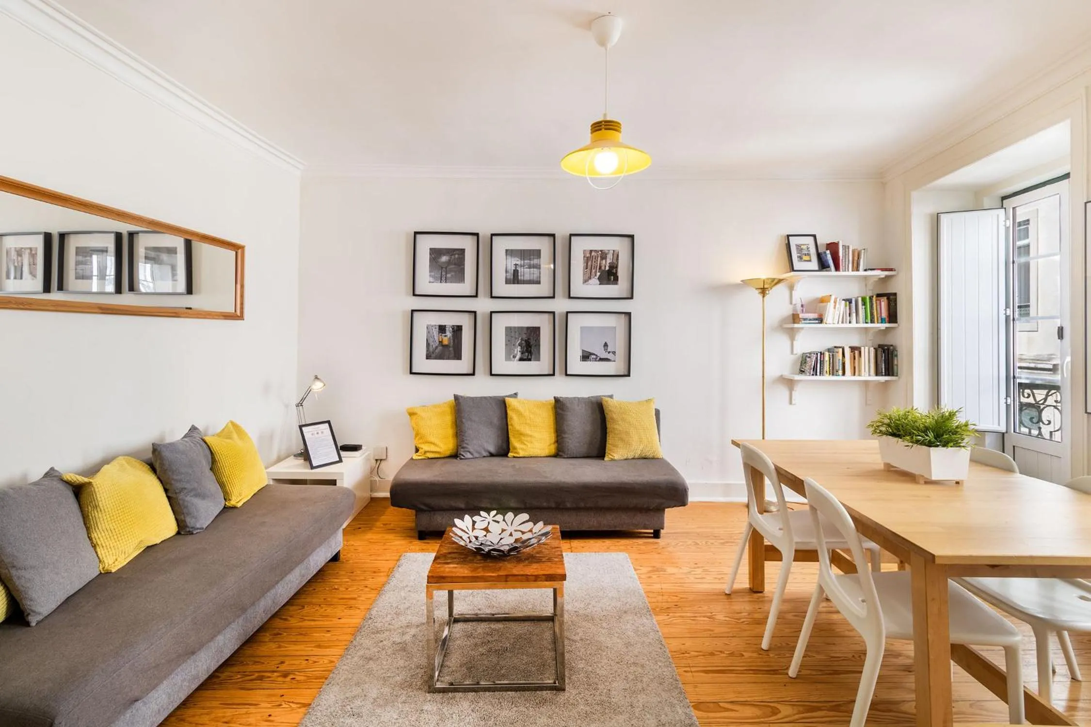 Living room in Diario de Noticias by Central Hill Apartments