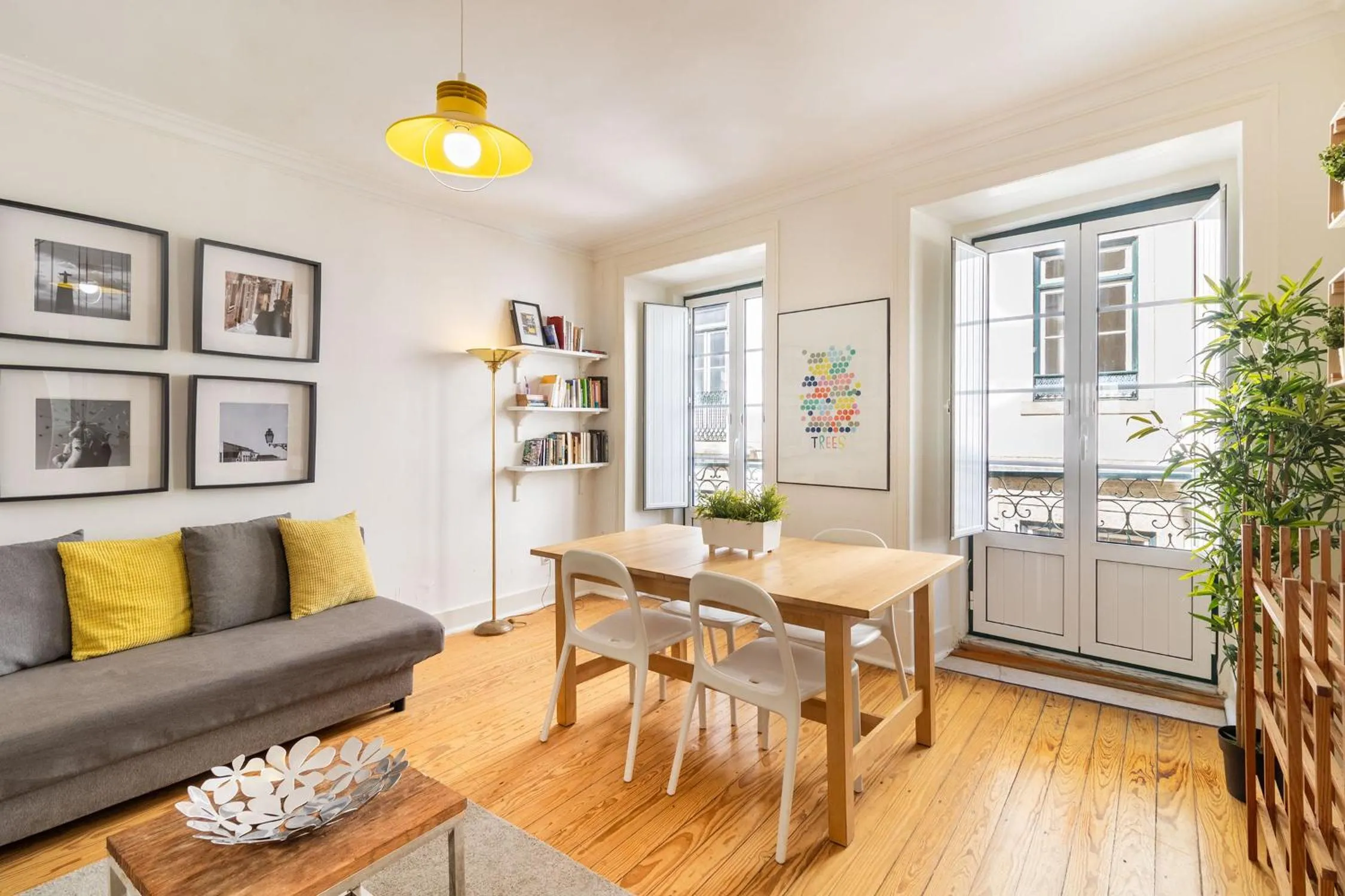 Living room in Diario de Noticias by Central Hill Apartments