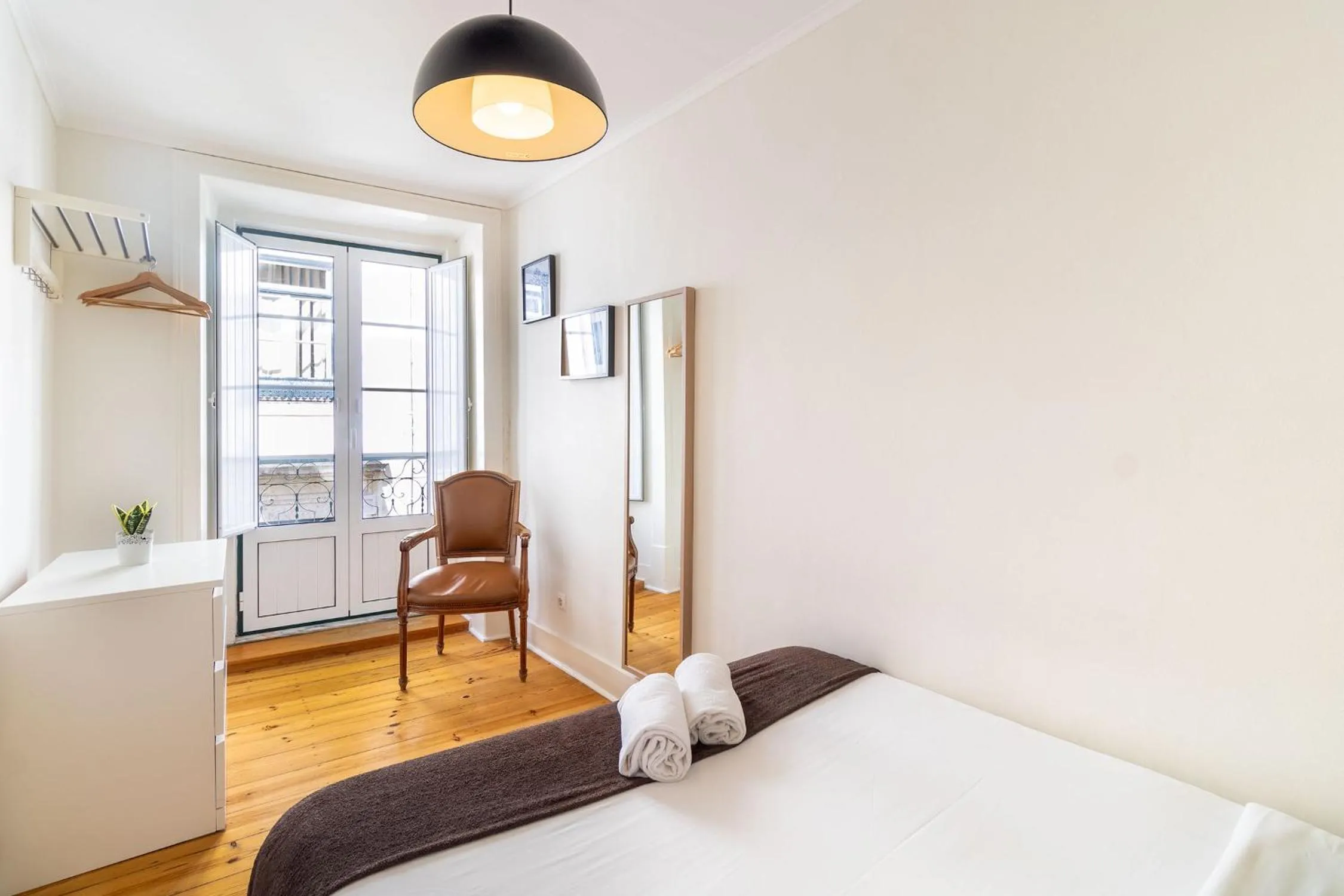 Bedroom, Bed in Diario de Noticias by Central Hill Apartments