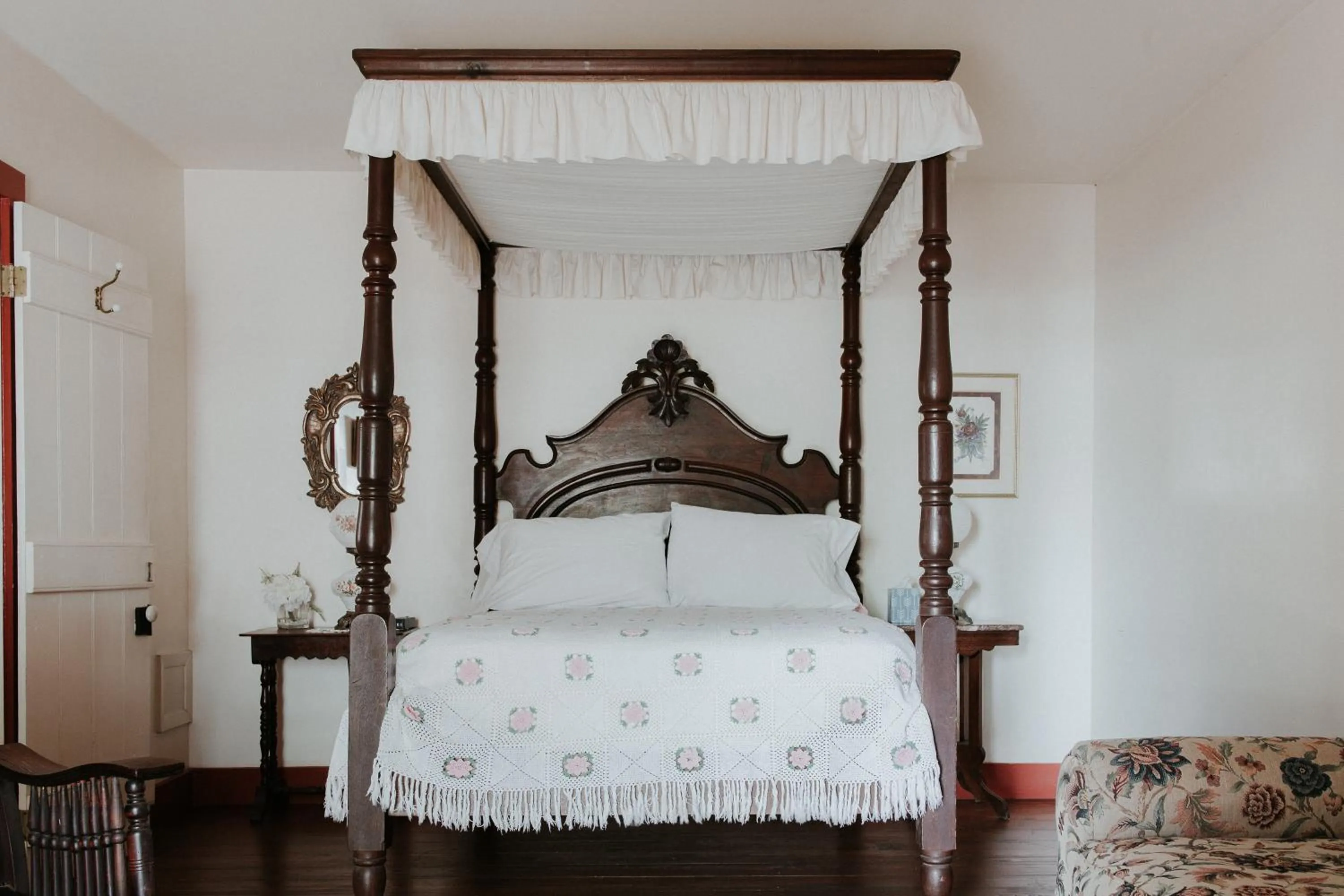 Bed in Maison Mouton Bed & Breakfast