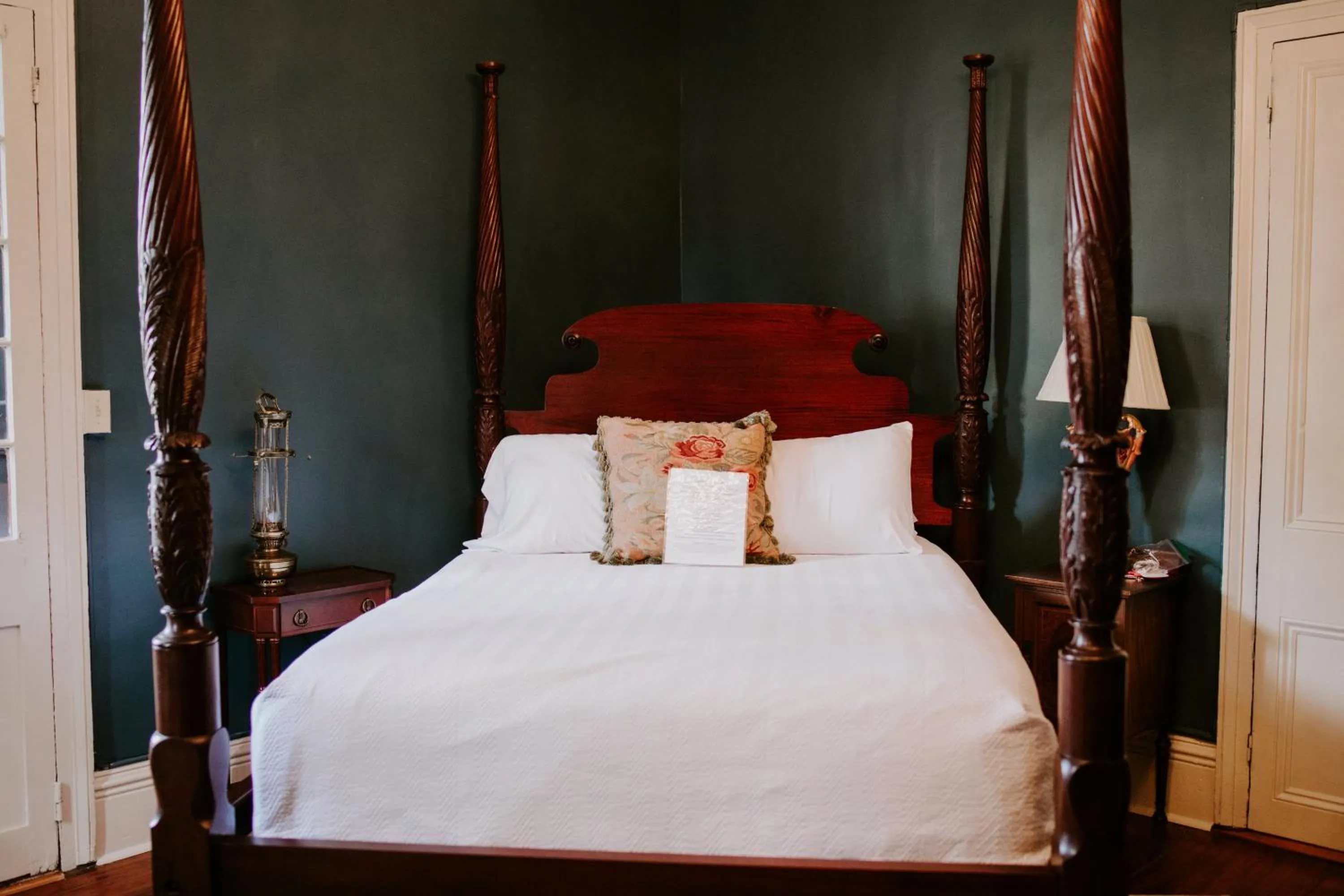 Bed in Maison Mouton Bed & Breakfast