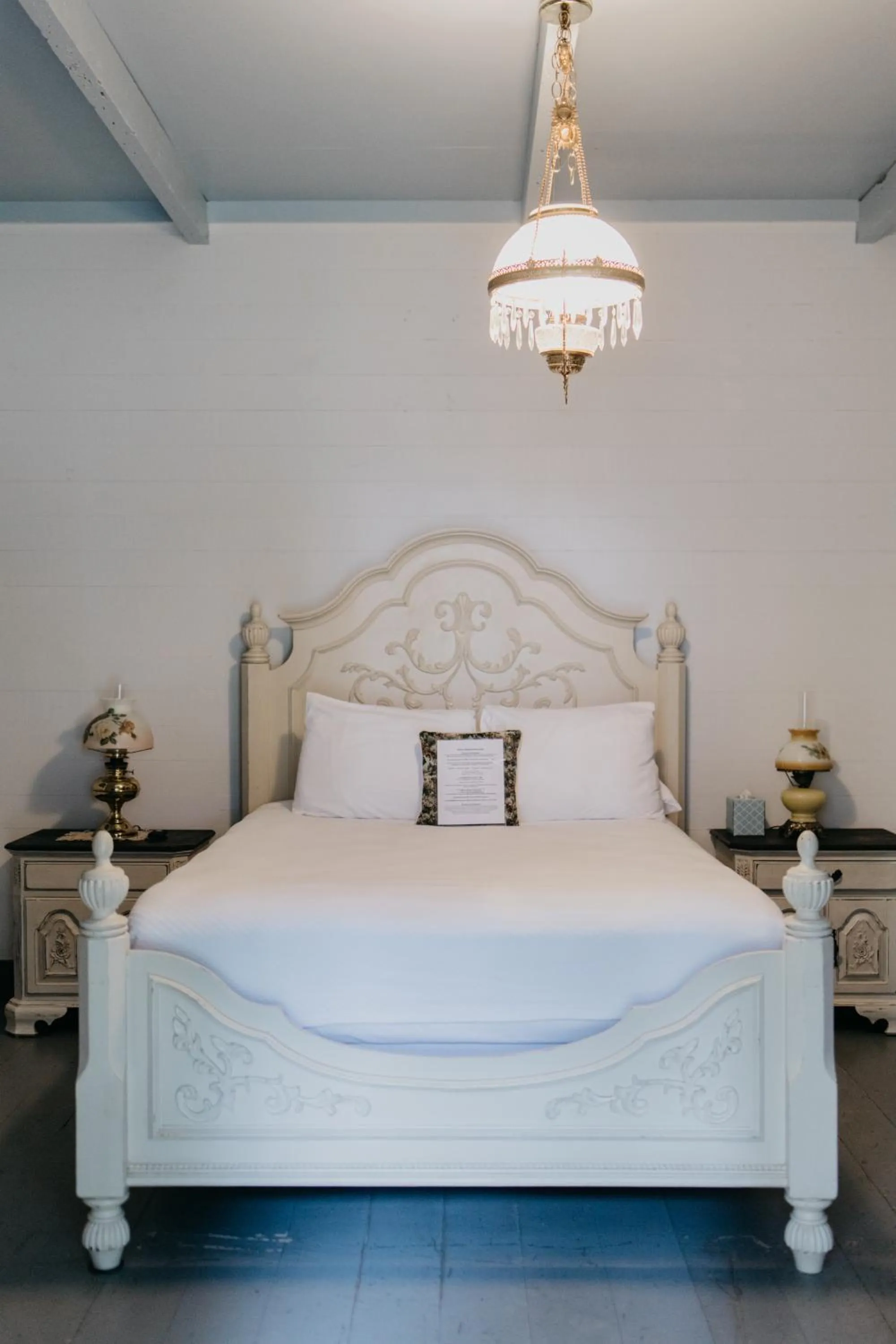 Bed in Maison Mouton Bed & Breakfast