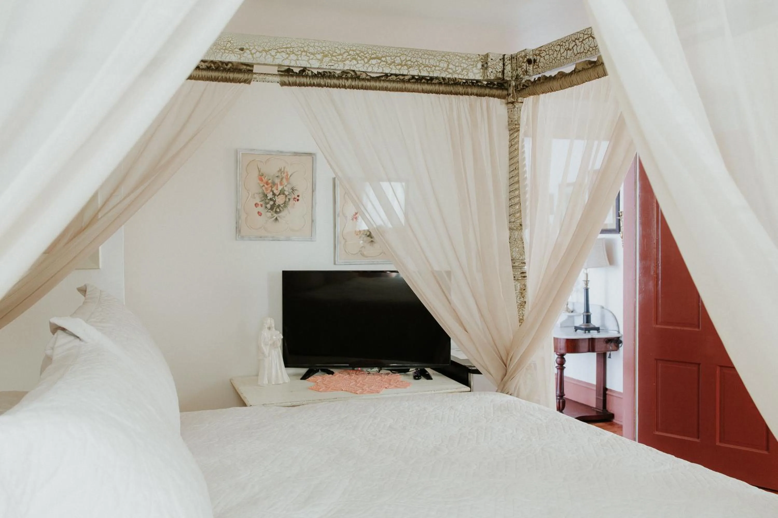 Photo of the whole room, Bed in Maison Mouton Bed & Breakfast