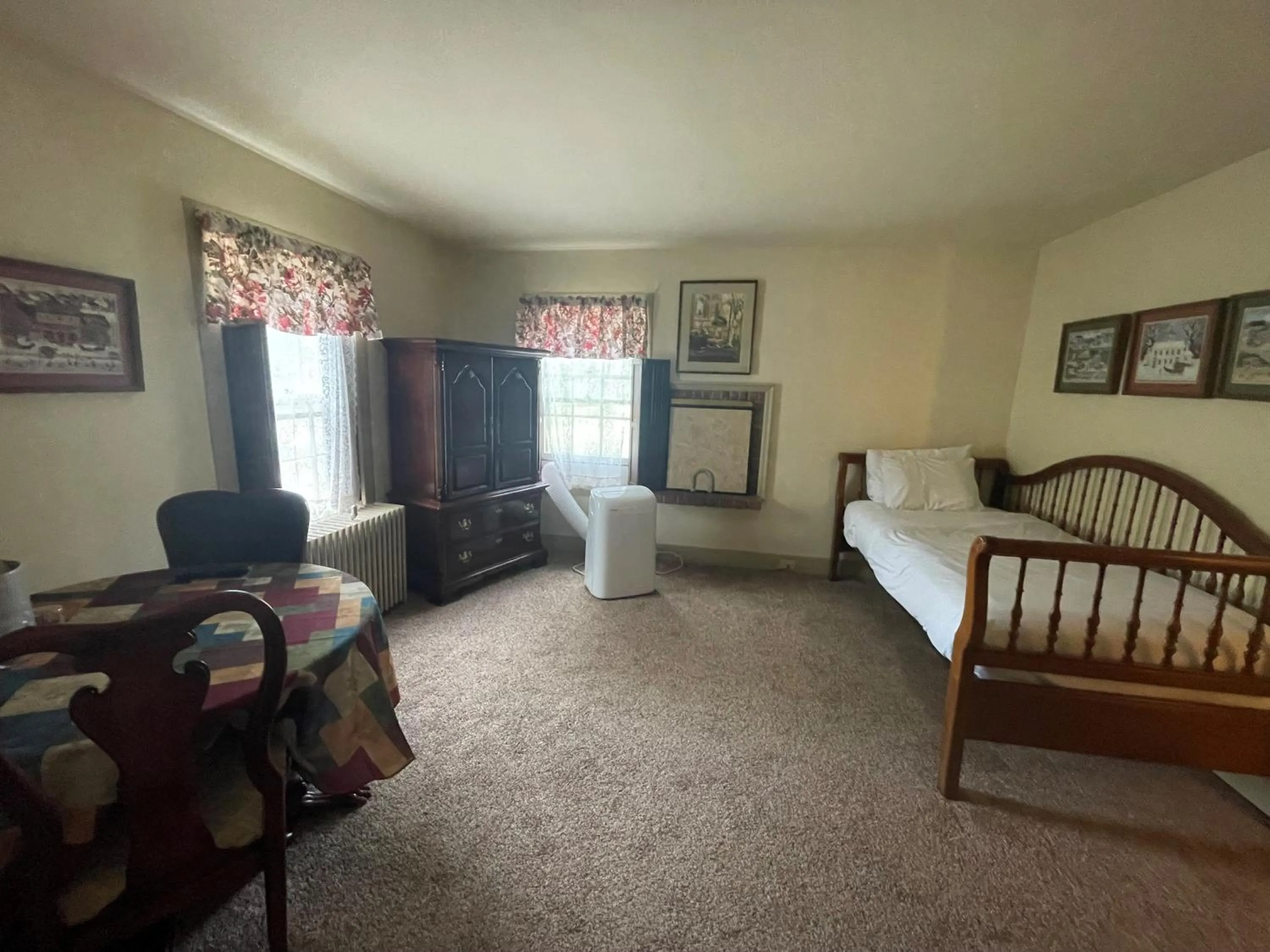 Seating area, Bed in Arlington Inn & Spa