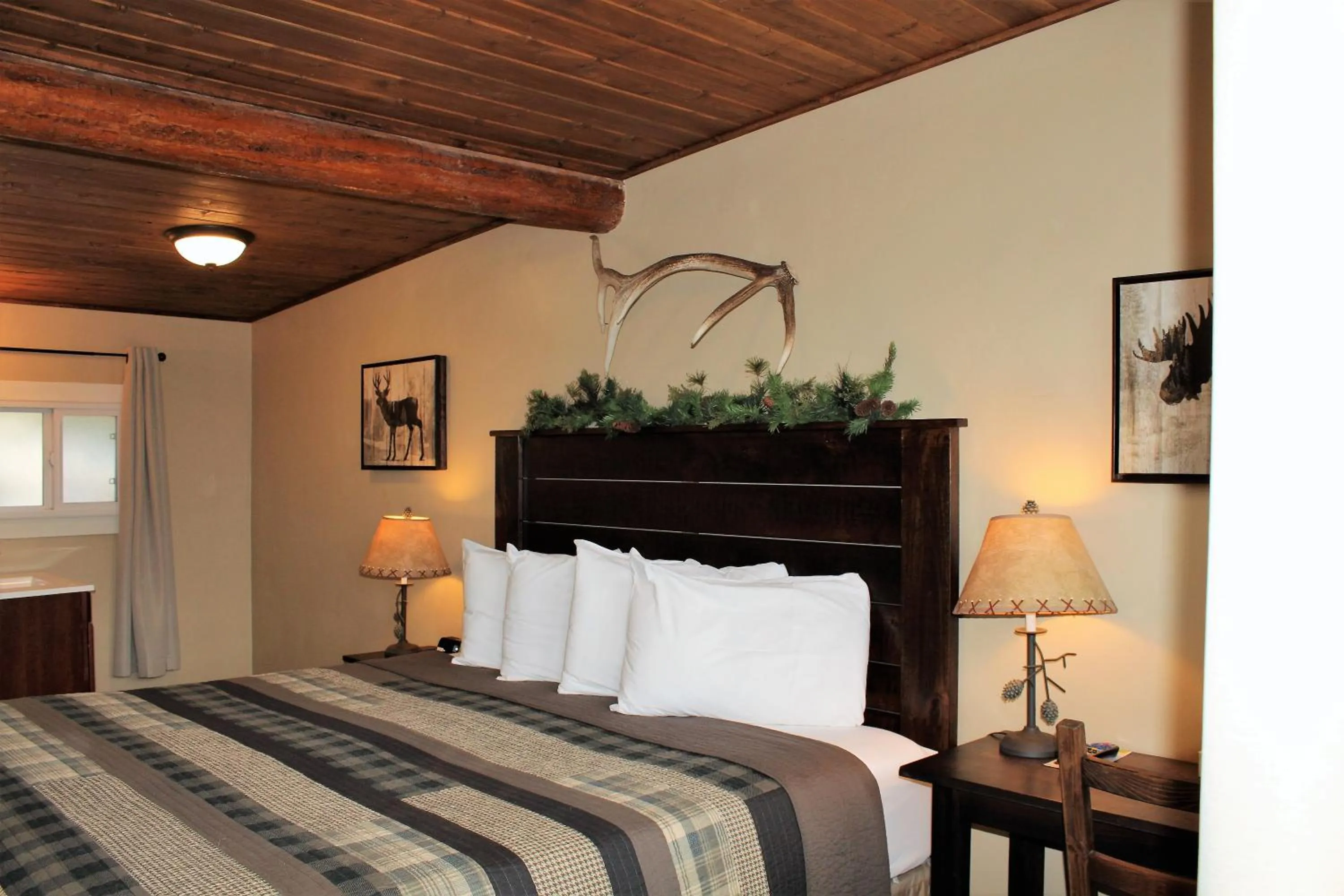 Elkhorn Cabins and Inn