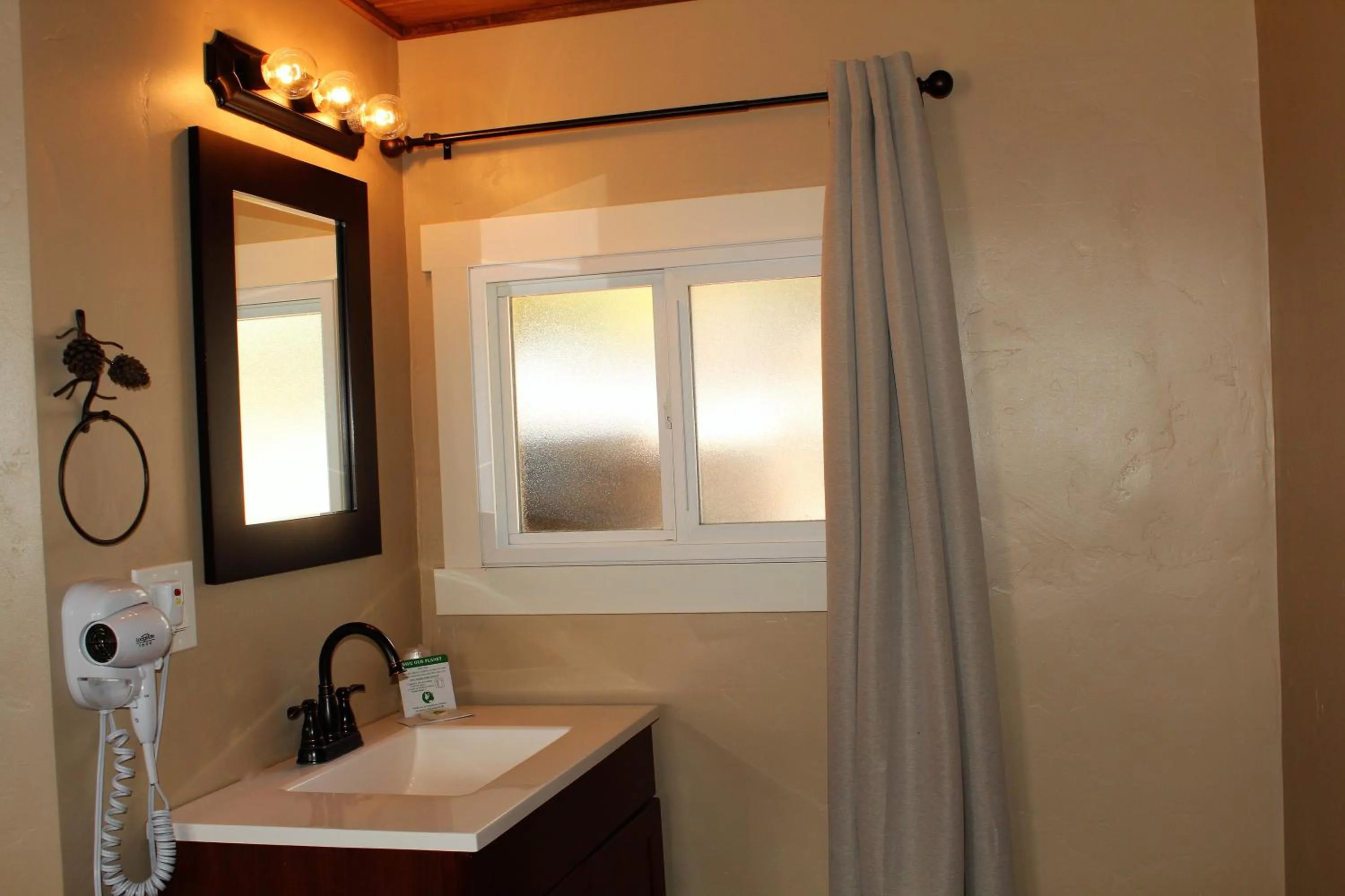 Elkhorn Cabins and Inn