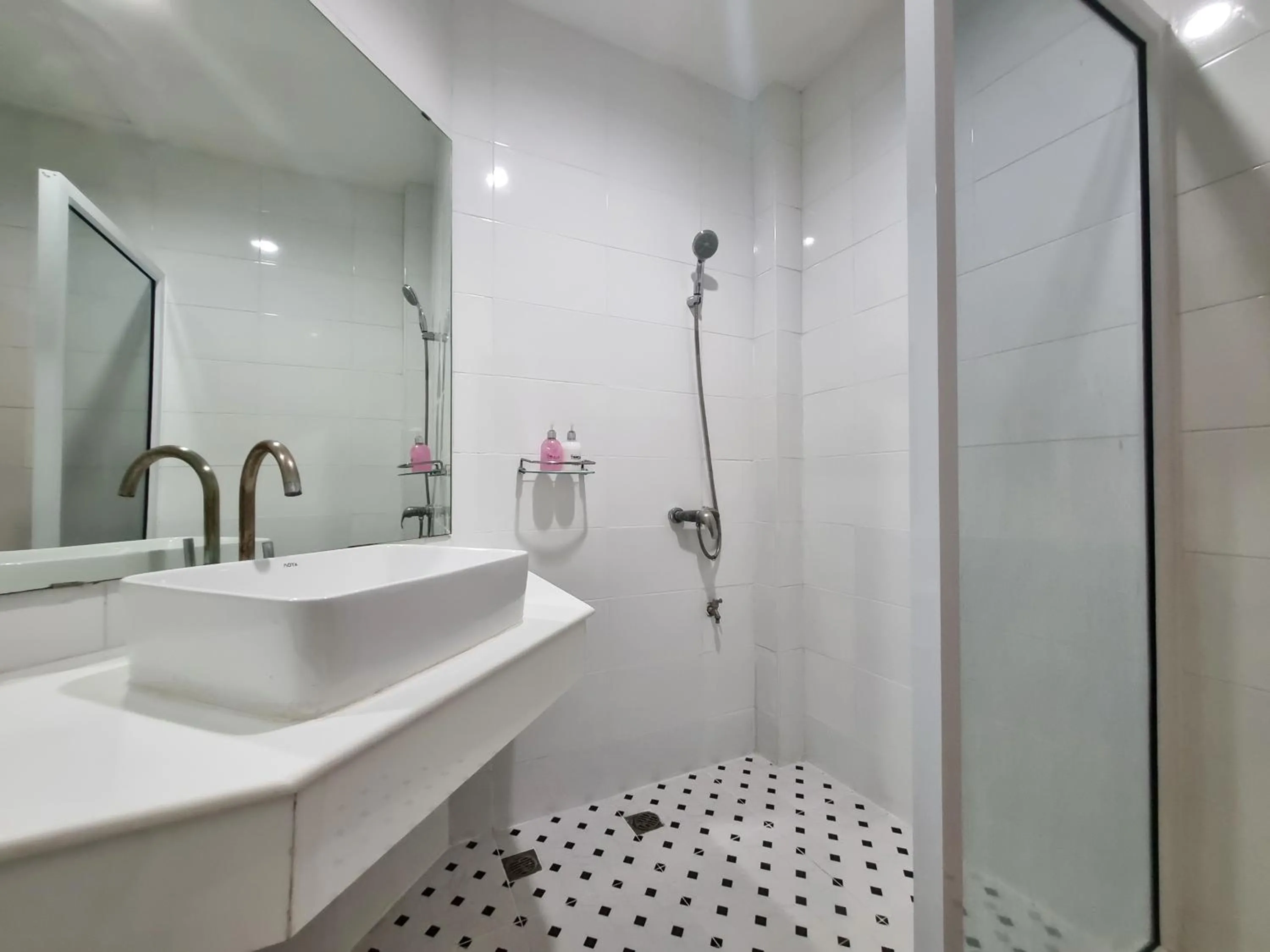 Shower in MAR24 Koh Tao Hotel