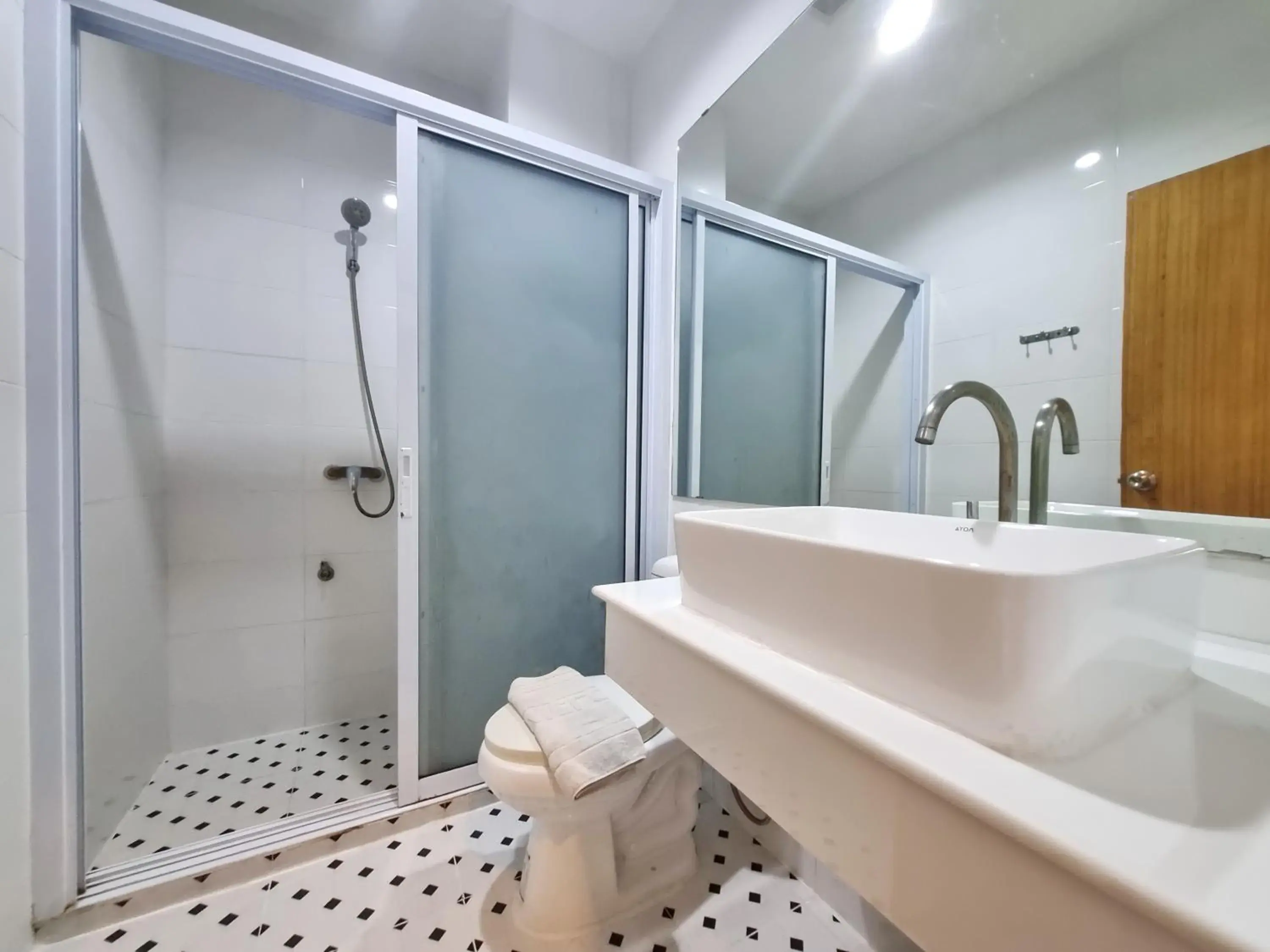 Shower in MAR24 Koh Tao Hotel Shower in MAR24 Koh Tao Hotel