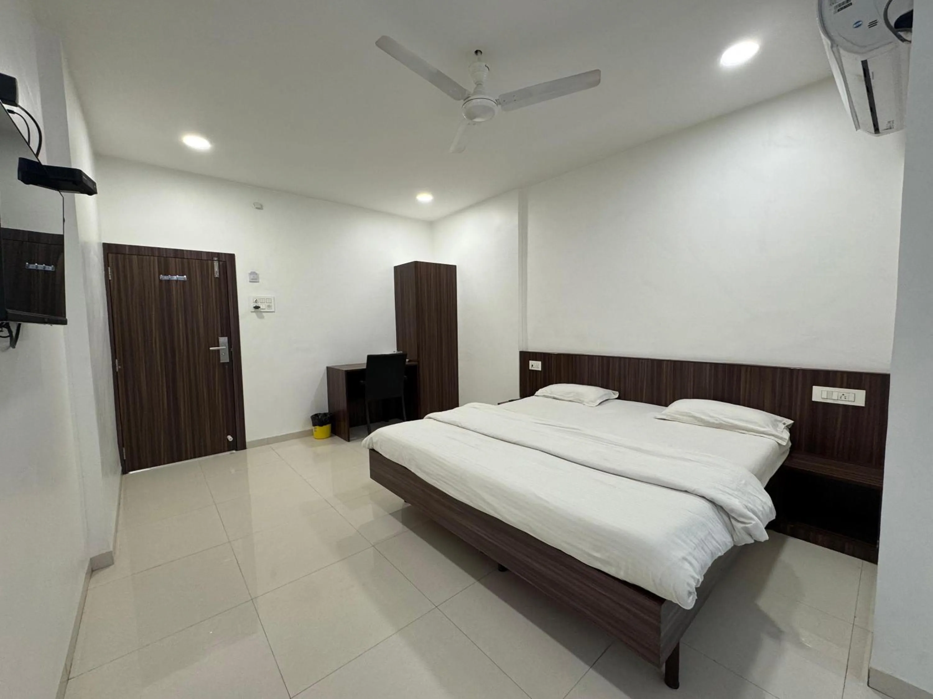 Bed in Hotel New Samrat