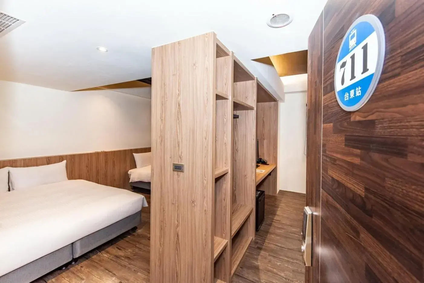 Decorative detail, Bed in Traveller Inn Tiehua Cultural and Creative Hotel II Decorative detail, Bed in Traveller Inn Tiehua Cultural and Creative Hotel II