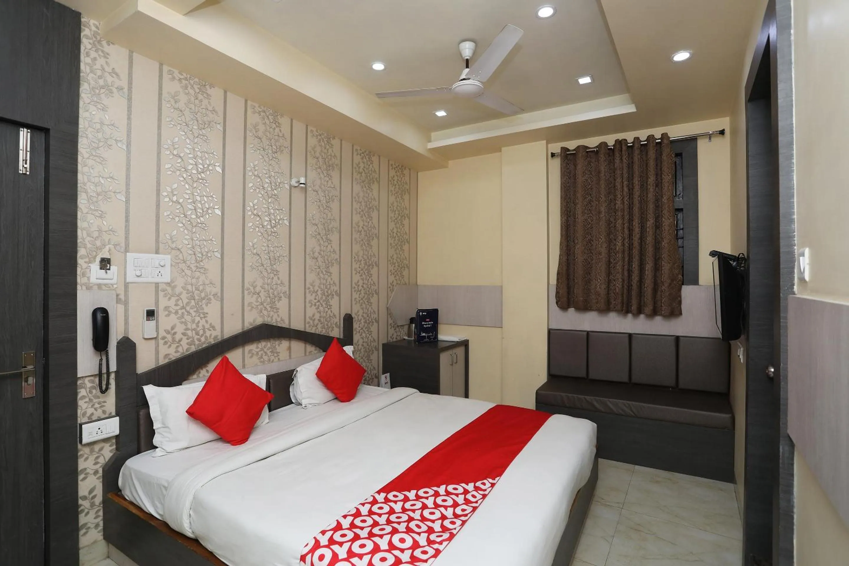 Bed in Hotel Rahil Palace