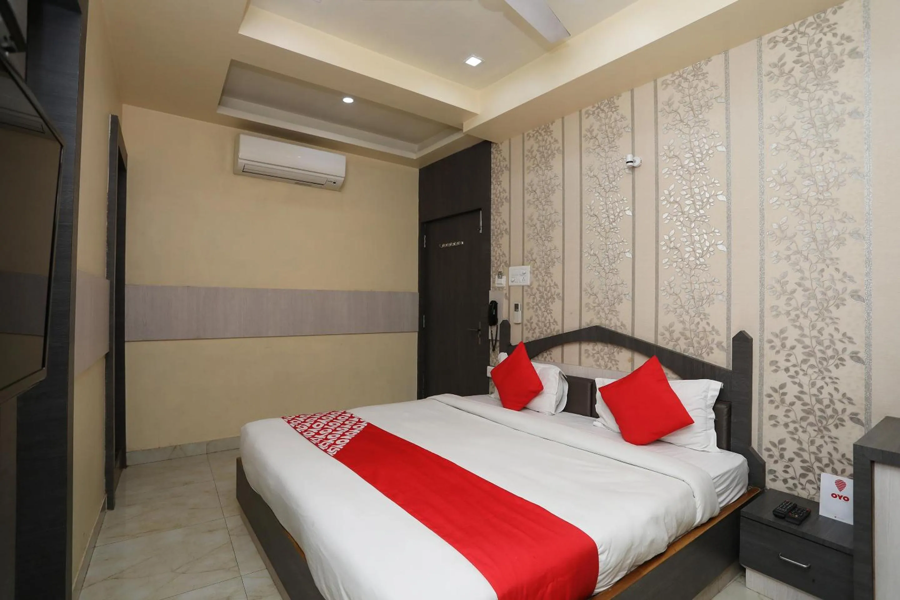 Bed in Hotel Rahil Palace