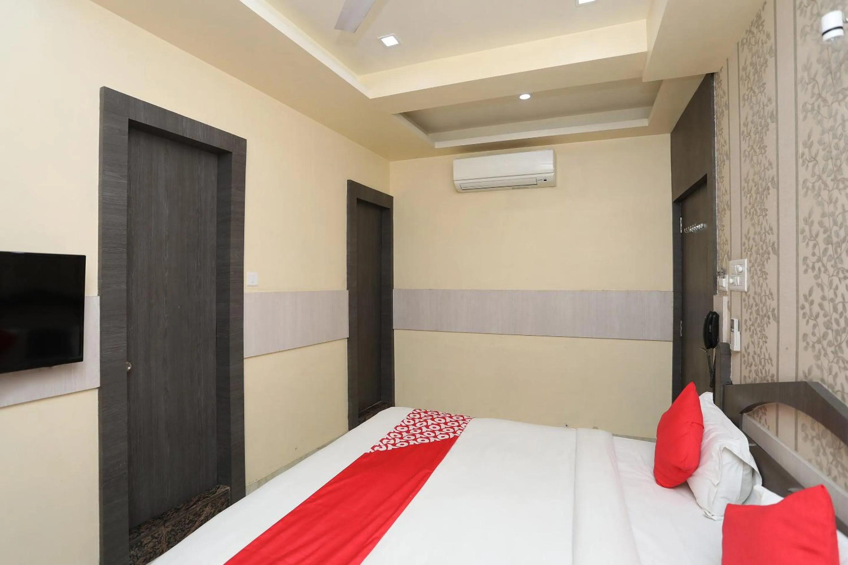 Bed in Hotel Rahil Palace