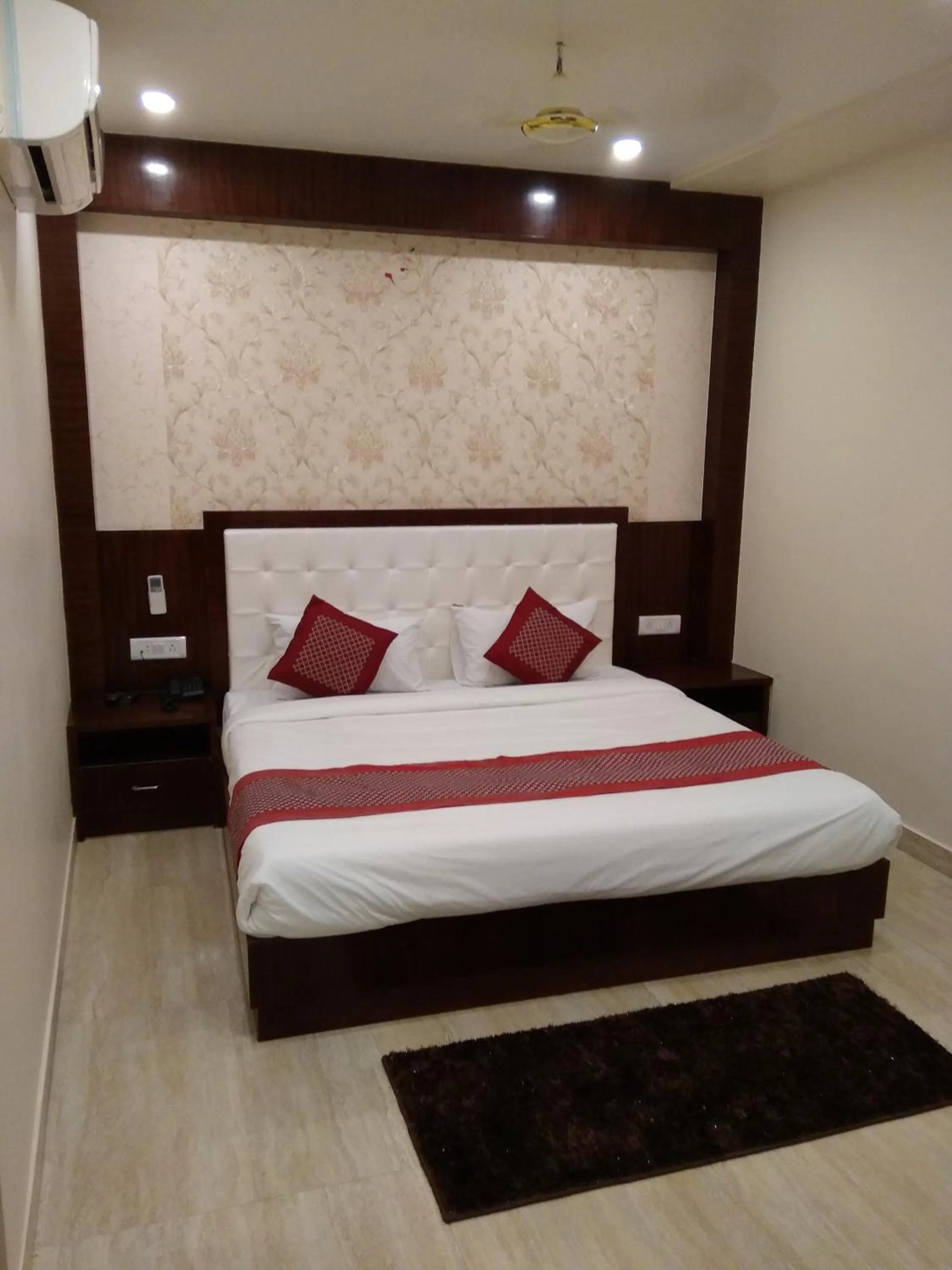 Bed in Hotel Rahil Palace