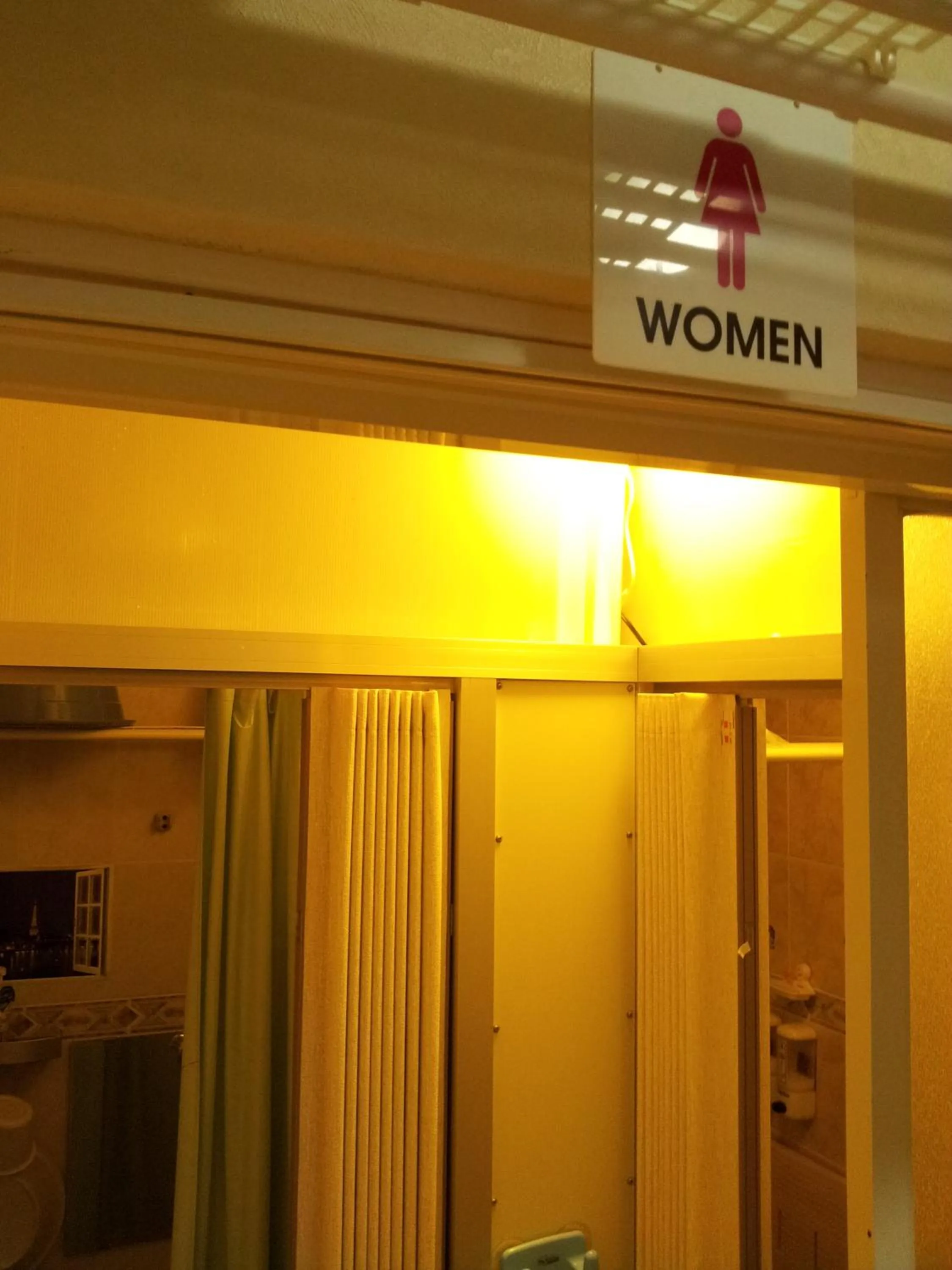 Shower in Tokyo8home Hachioji 東京民宿 八王子之家