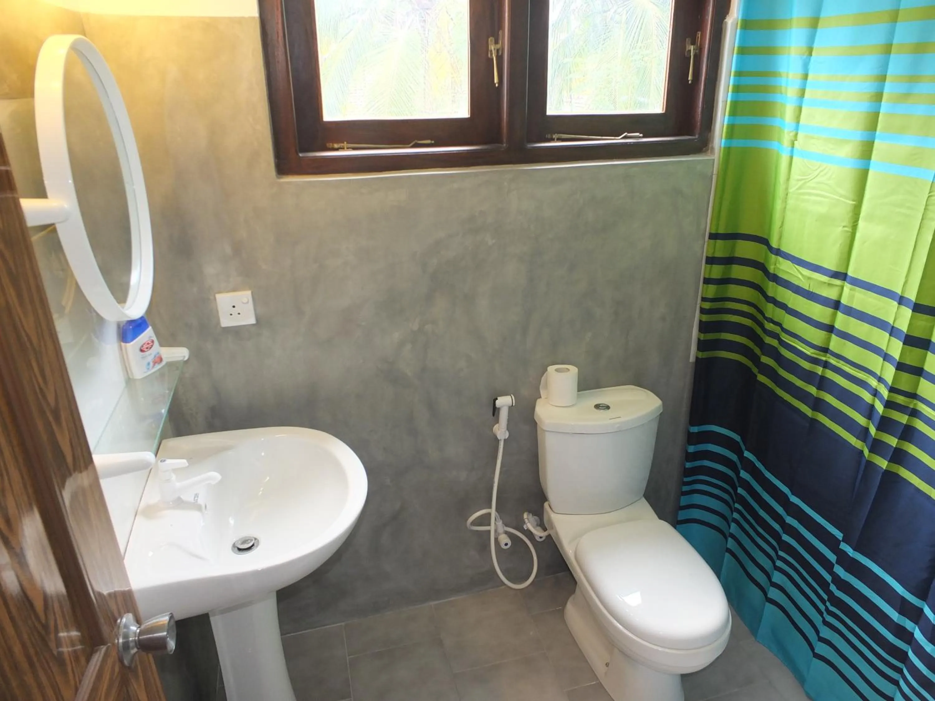 Toilet in Emildale Villa