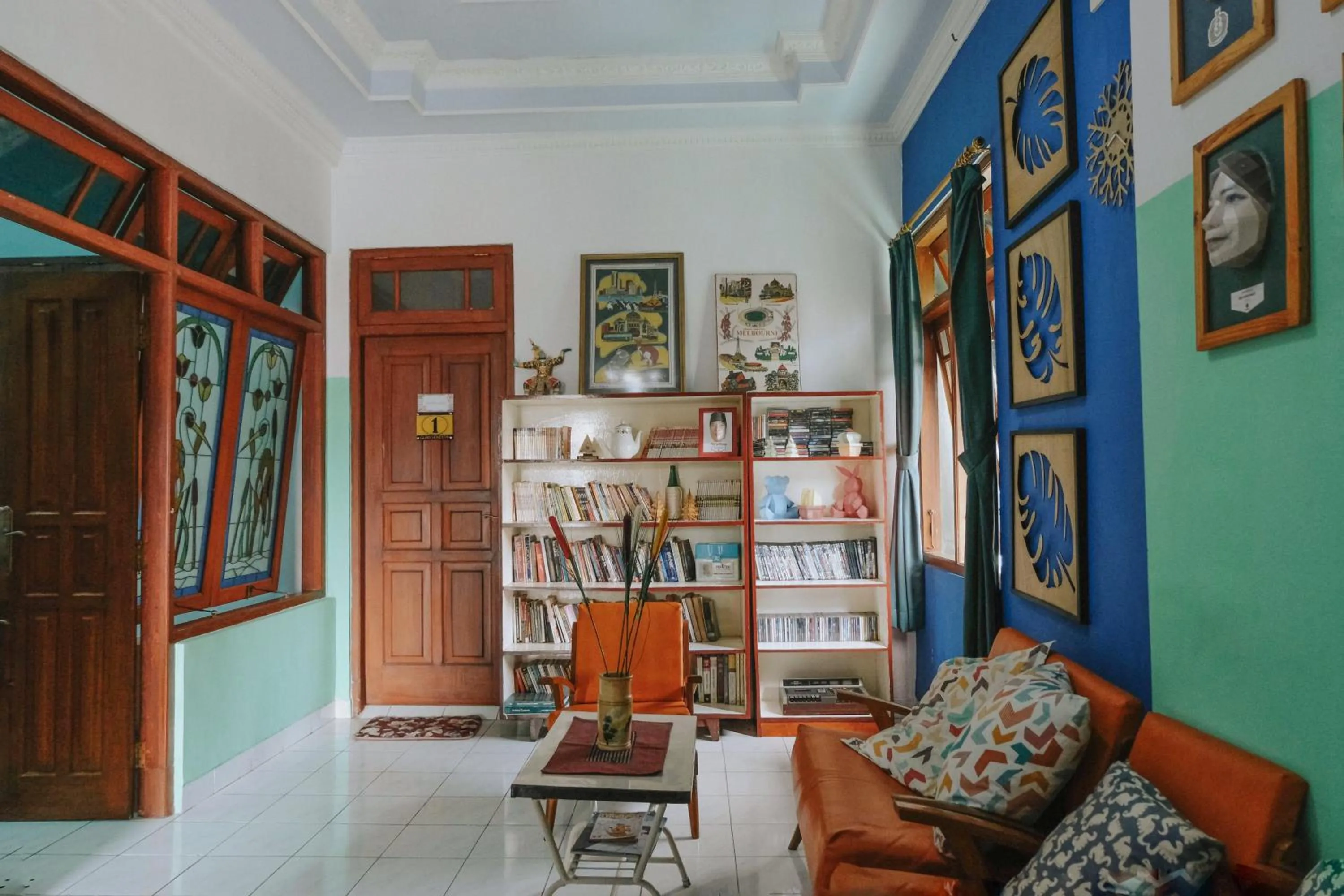 Communal lounge/ TV room in Glory Homestay