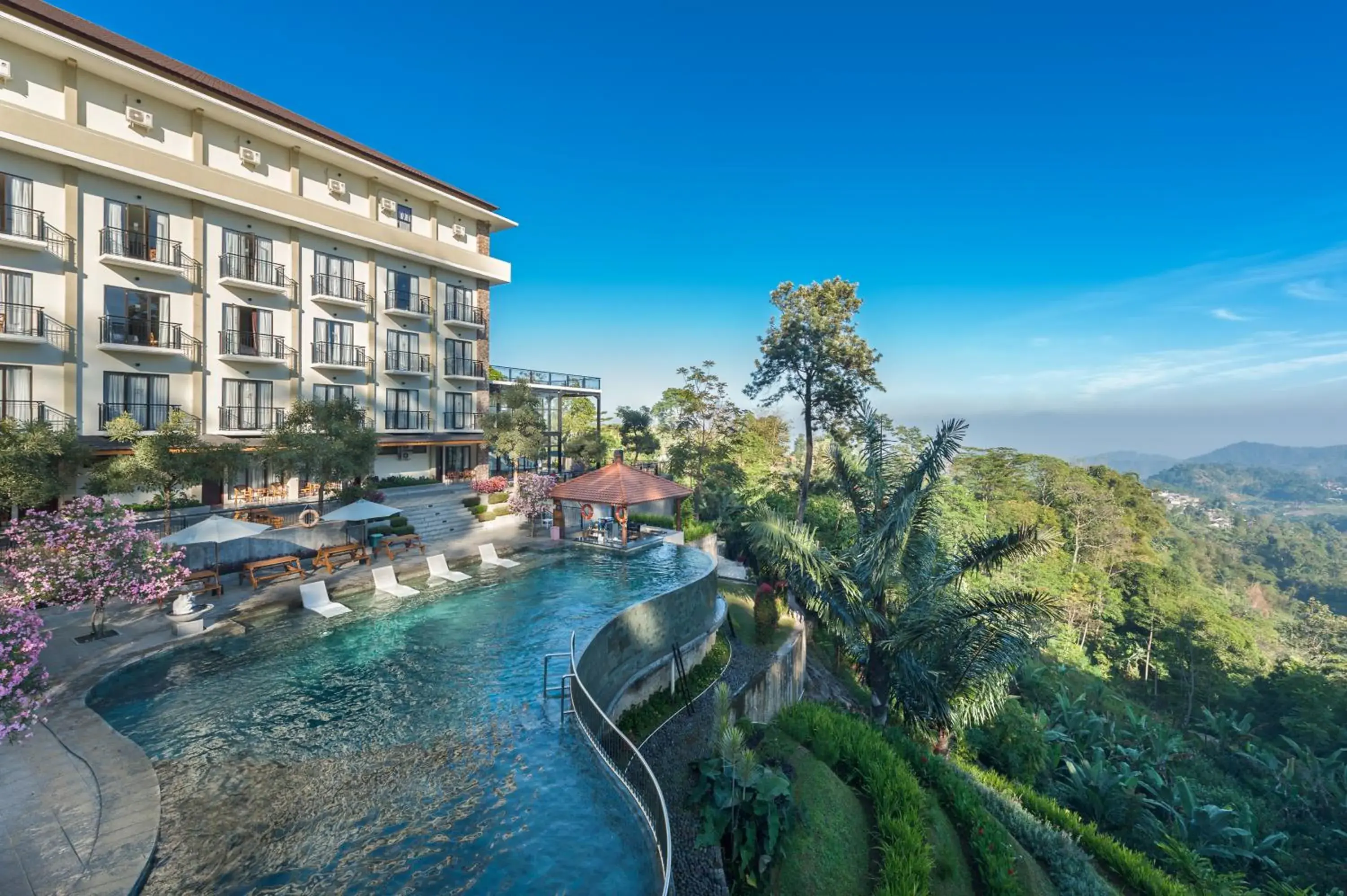Pool view in Nava Hotel Tawangmangu Pool view in Nava Hotel Tawangmangu