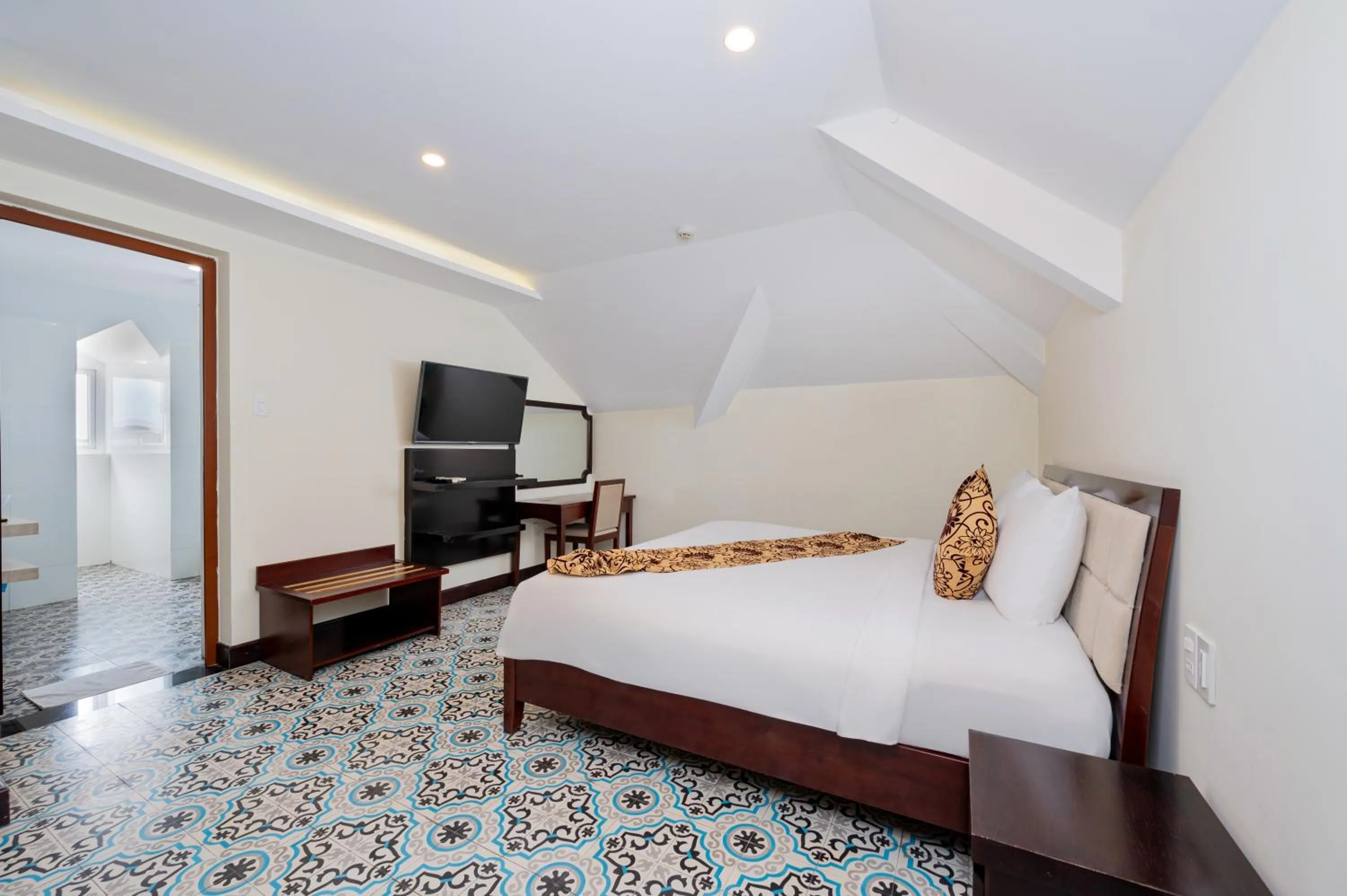 Bed in Hoi An Canal House