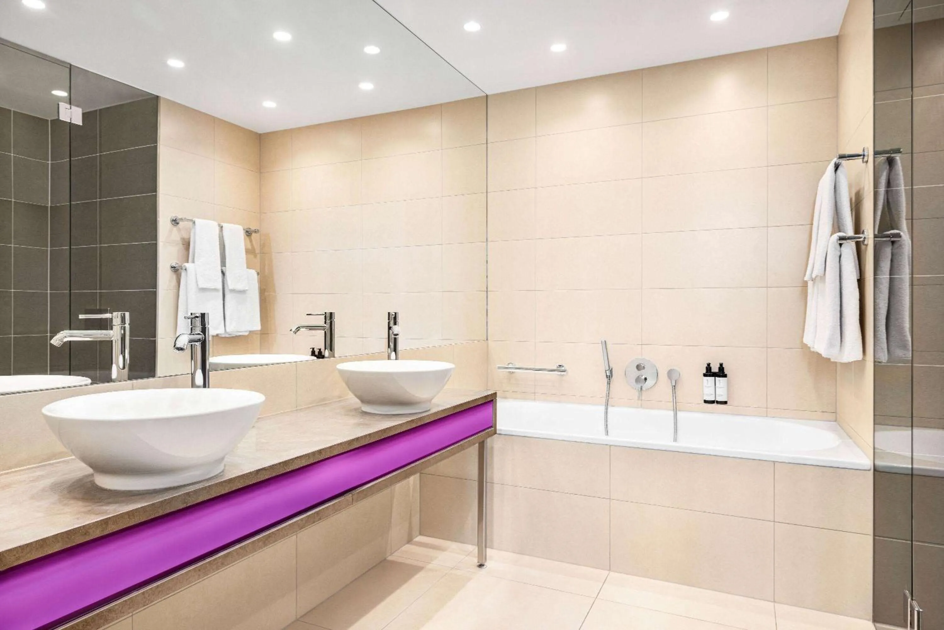 TV and multimedia in Vienna House by Wyndham Andel's Lodz