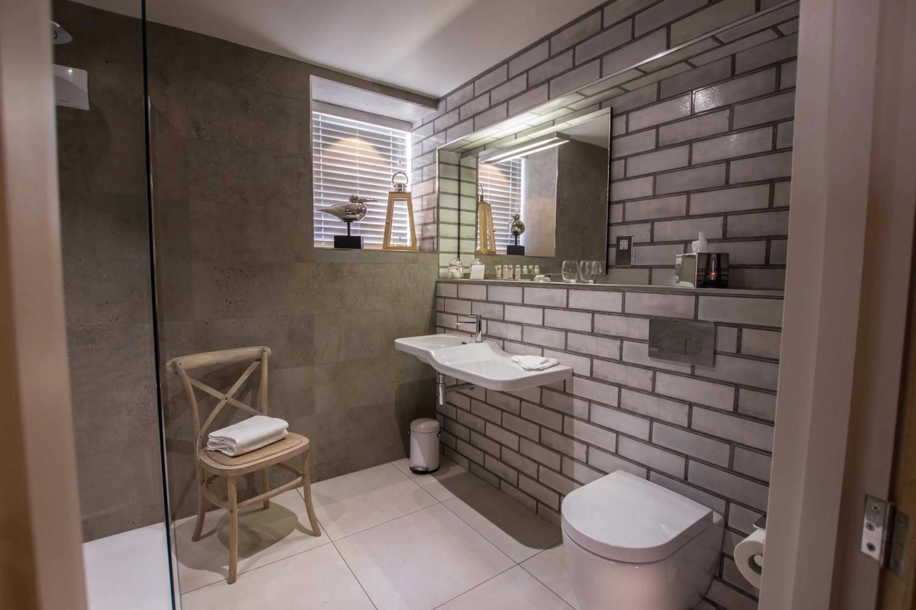 Shower in The Peacock at Barlow