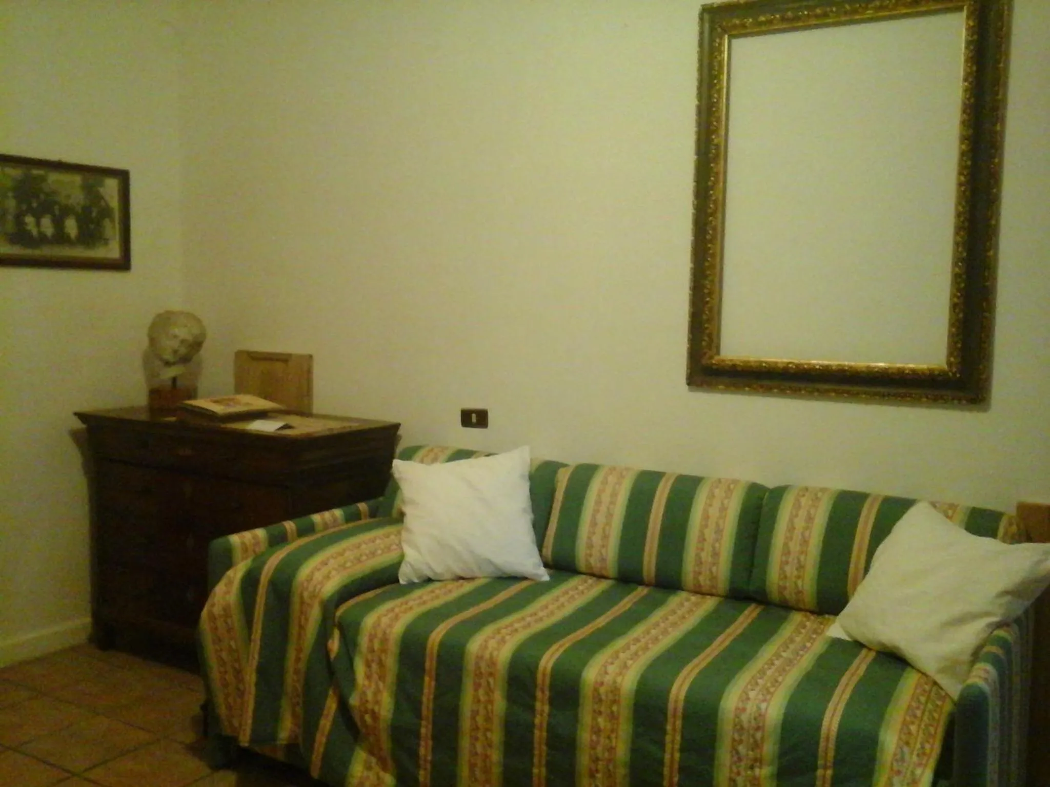 Communal lounge/ TV room, Bed in Bio&B Cascina Montebello
