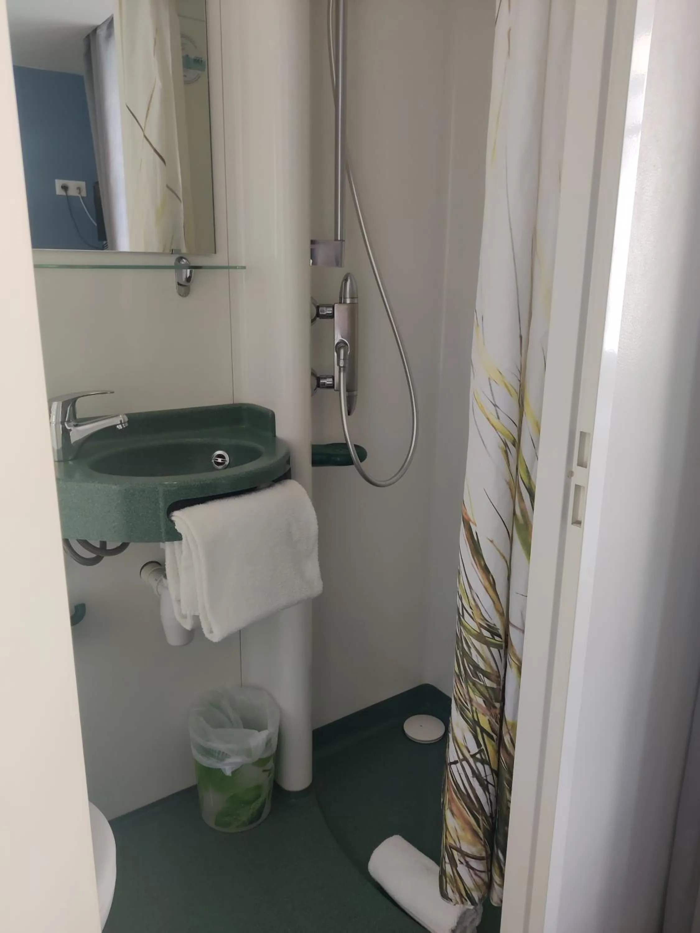 Bath in Atipik Hôtel