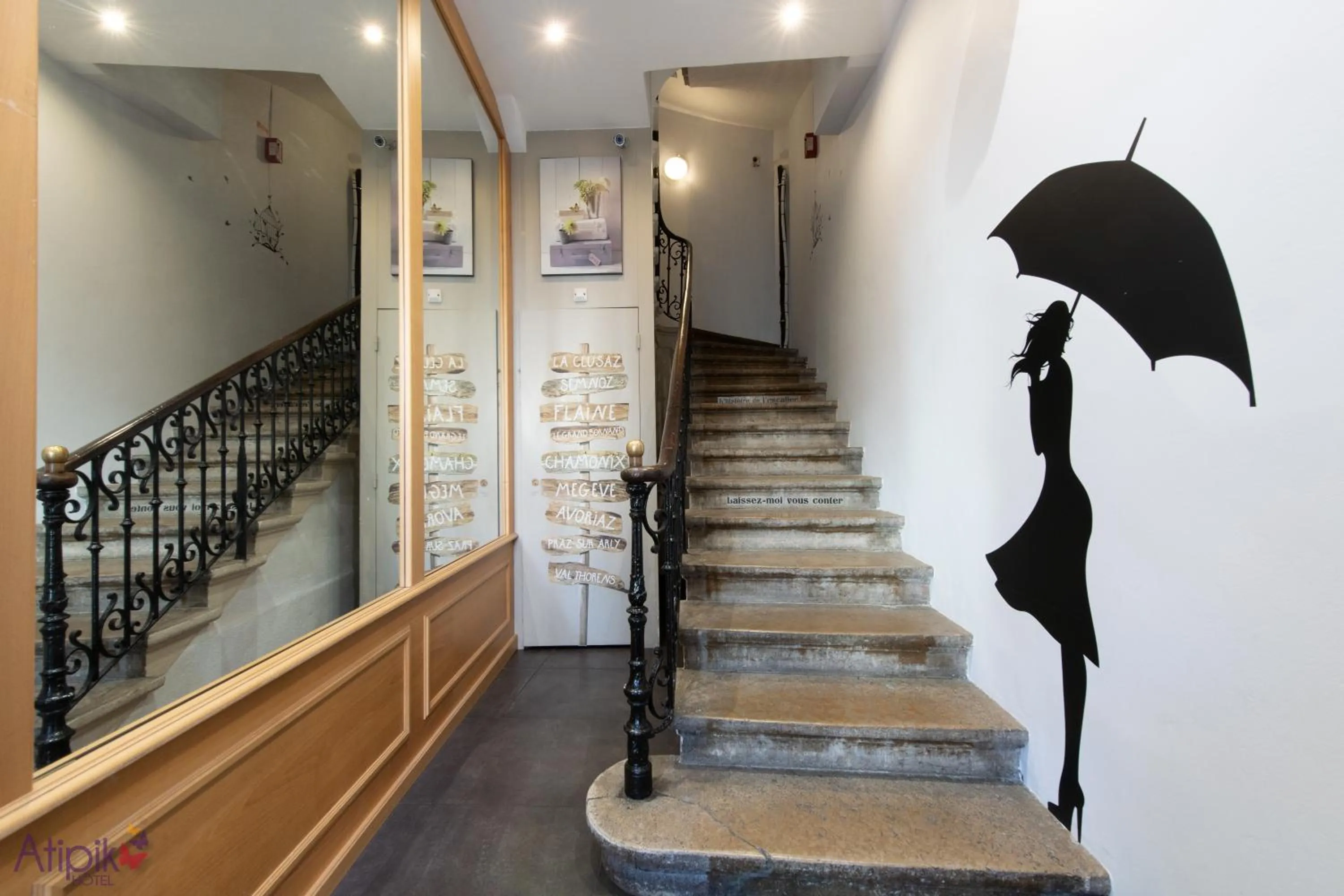 Lobby or reception in Atipik Hôtel