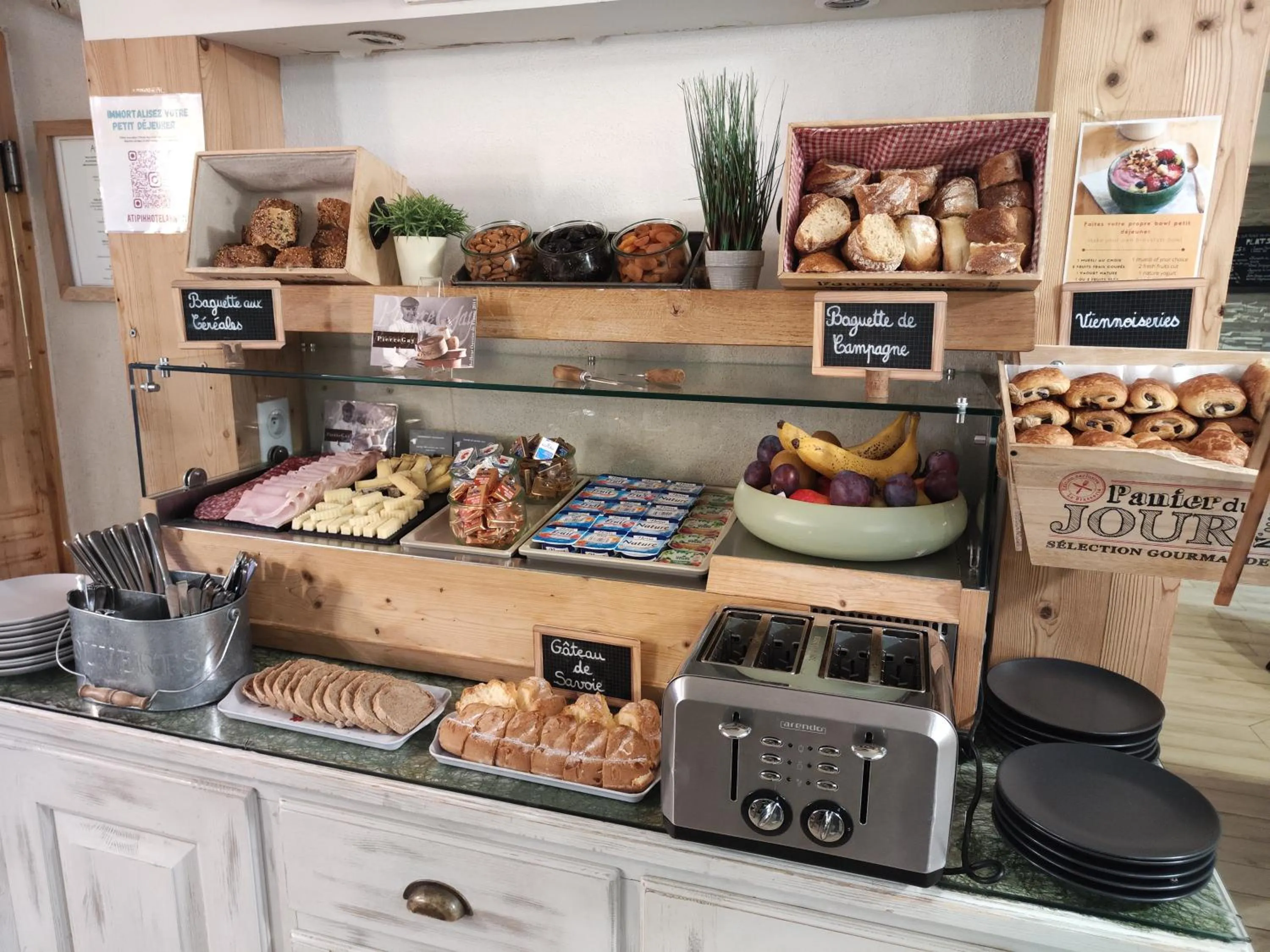 Buffet breakfast in Atipik Hôtel