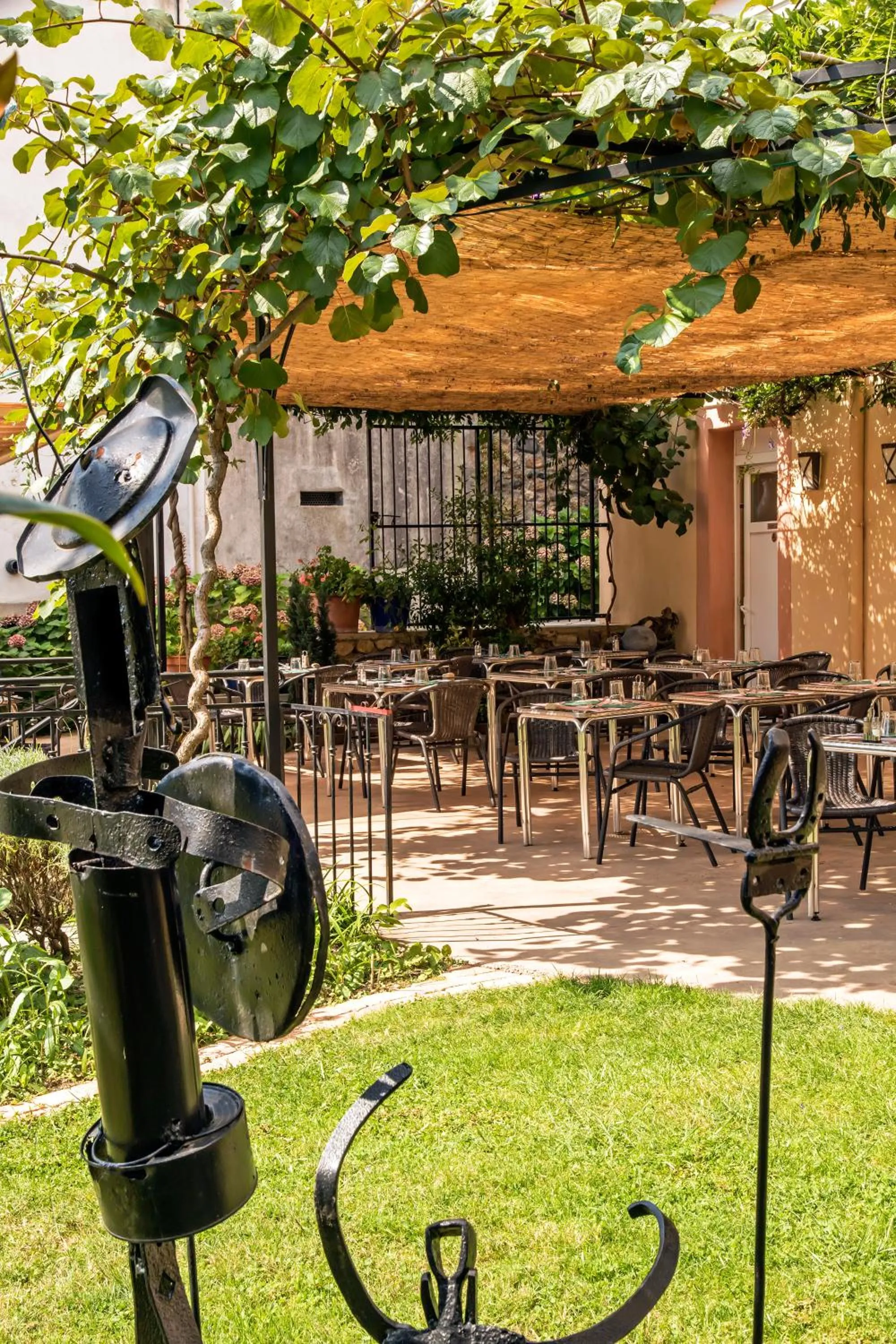 Garden in Hôtel Restaurant Les Touristes