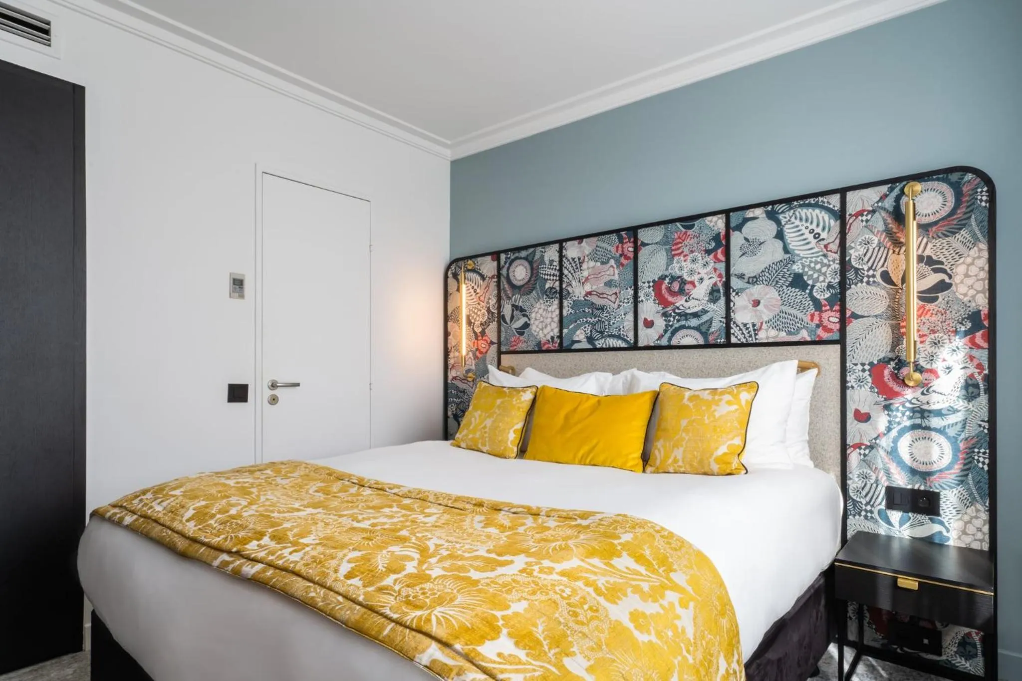 Photo of the whole room, Bed in voco Paris Montparnasse by IHG