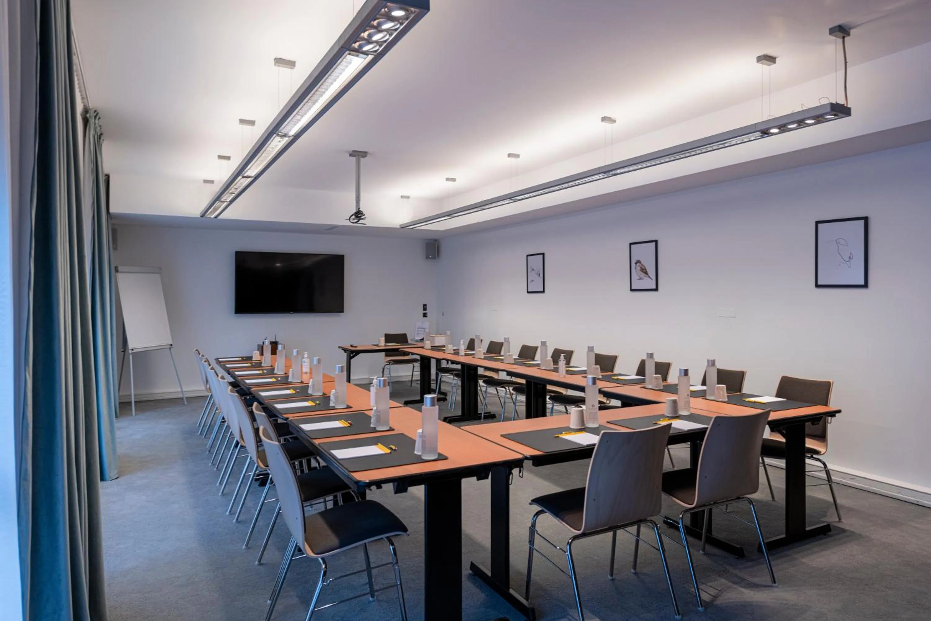 Meeting/conference room in voco Paris Montparnasse by IHG