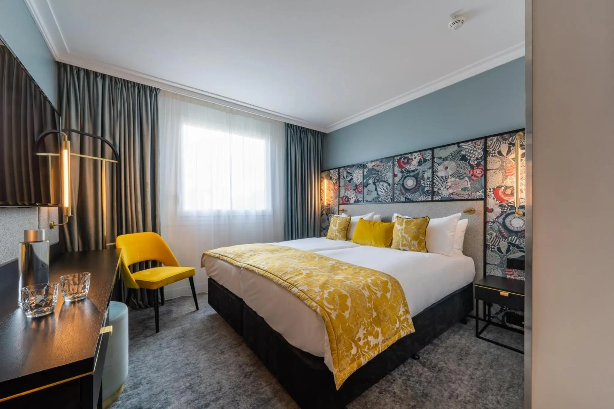 Photo of the whole room, Bed in voco Paris Montparnasse by IHG