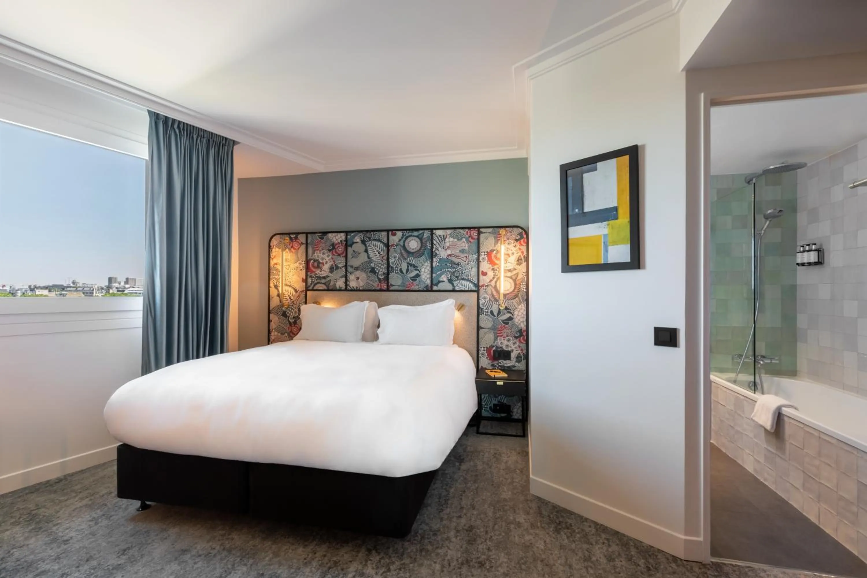Photo of the whole room, Bed in voco Paris Montparnasse by IHG