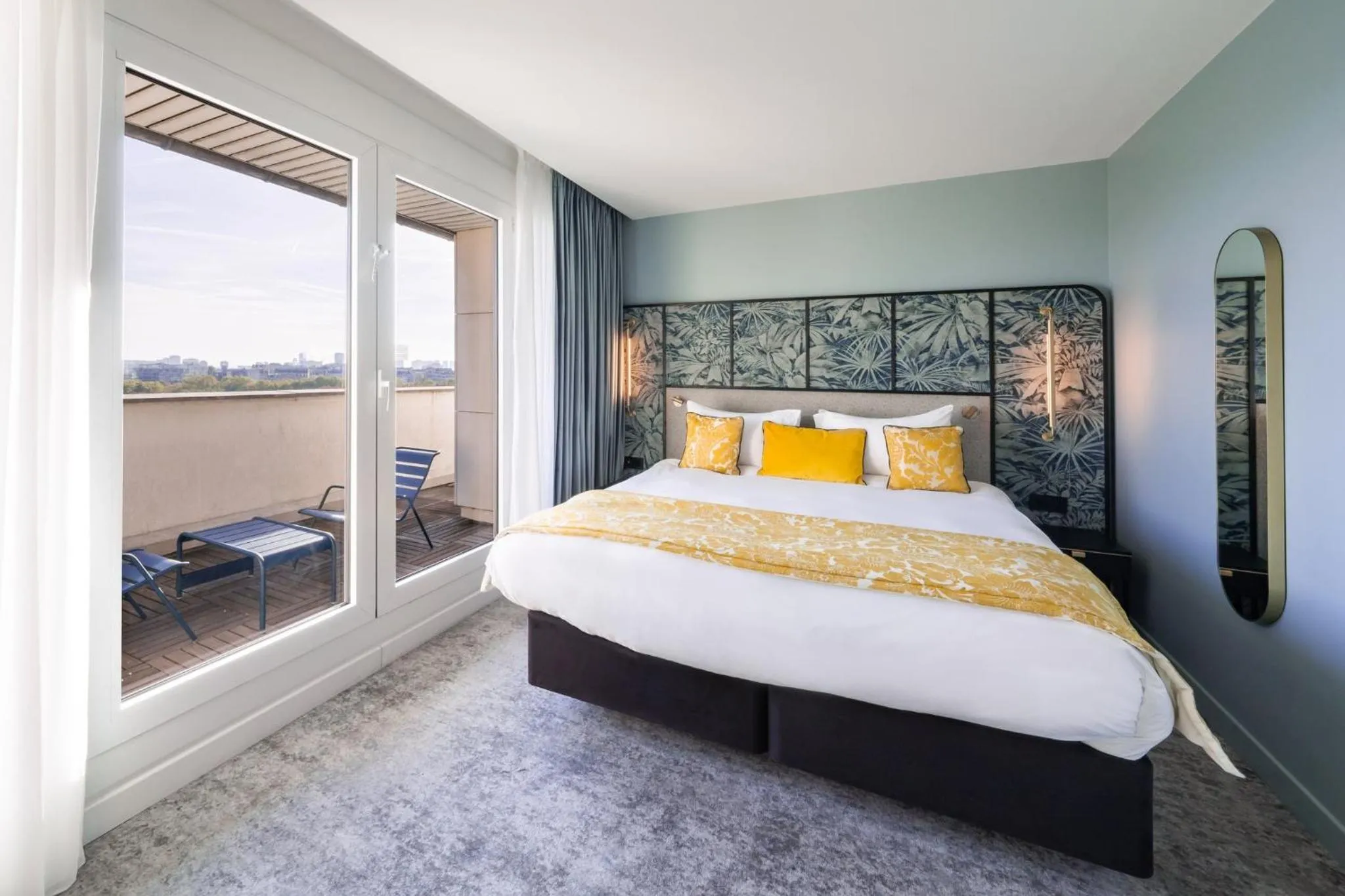 Photo of the whole room, Bed in voco Paris Montparnasse by IHG