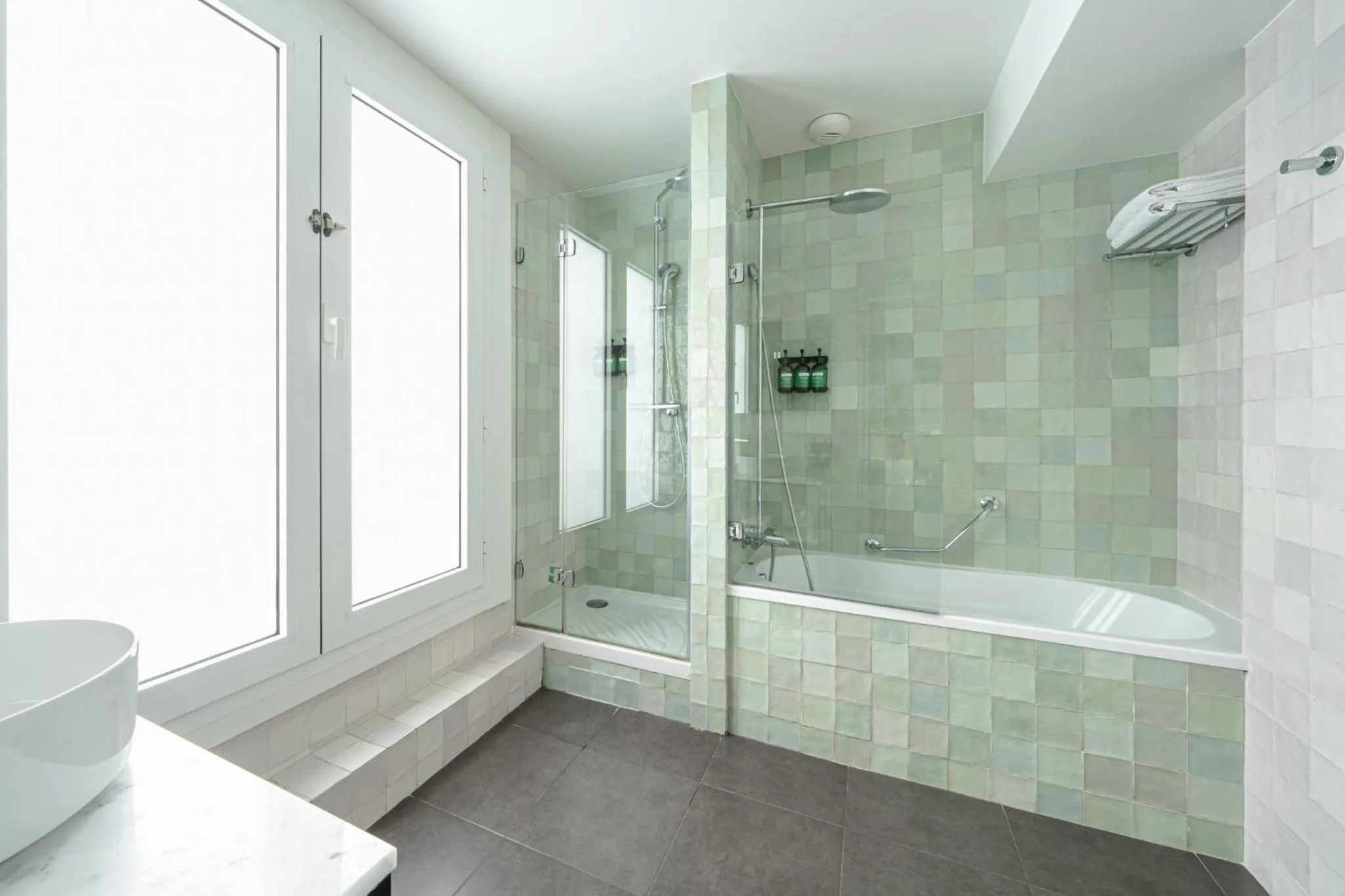 Photo of the whole room in voco Paris Montparnasse by IHG