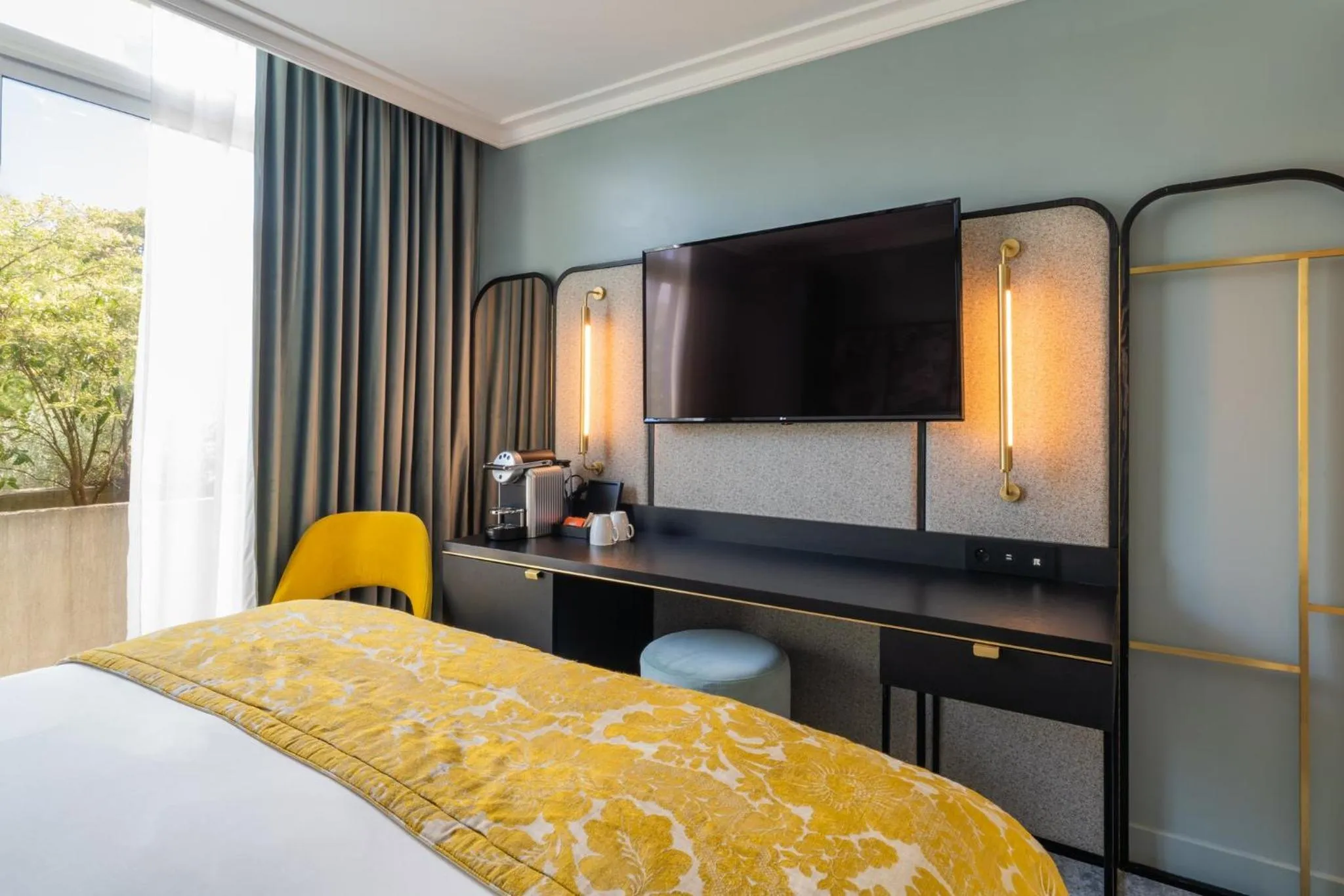 Photo of the whole room, Bed in voco Paris Montparnasse by IHG