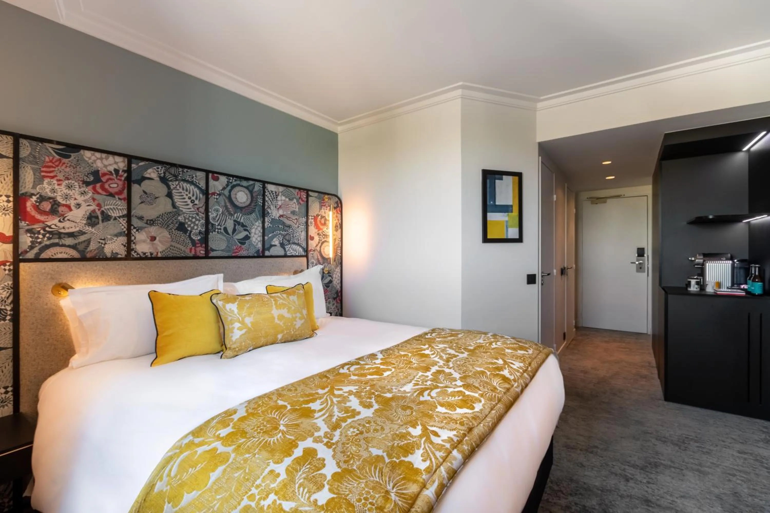 Photo of the whole room, Bed in voco Paris Montparnasse by IHG