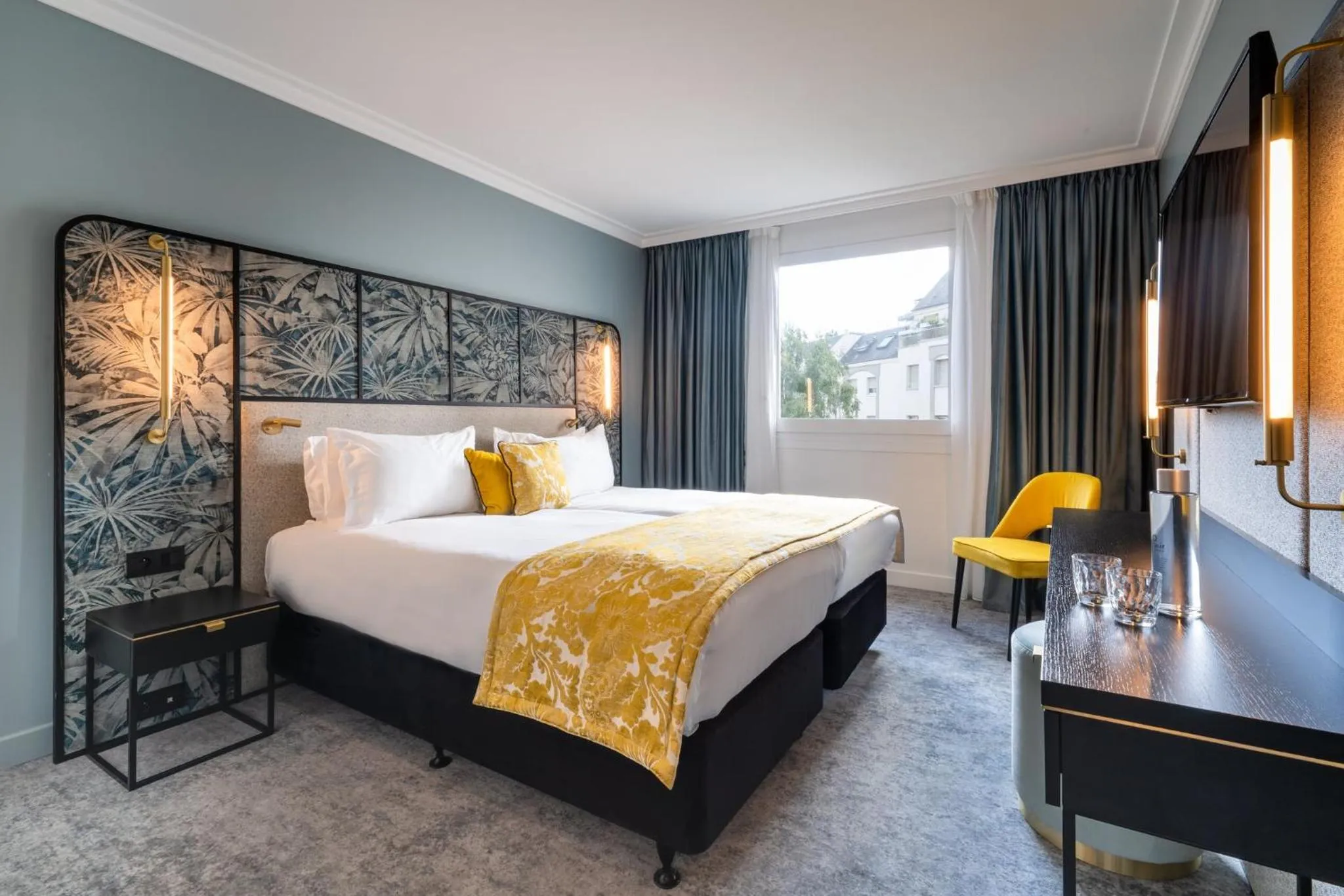 Photo of the whole room, Bed in voco Paris Montparnasse by IHG