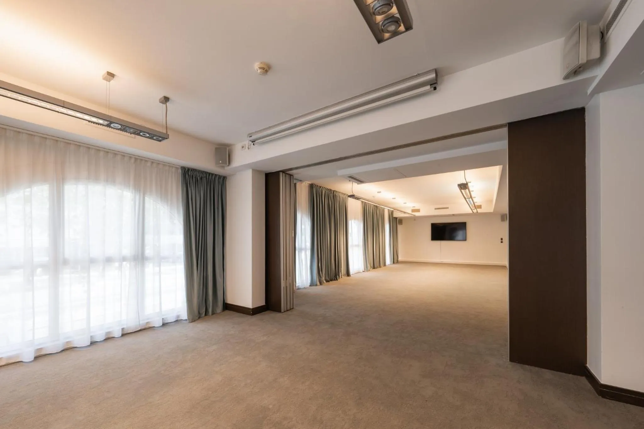 Meeting/conference room in voco Paris Montparnasse by IHG
