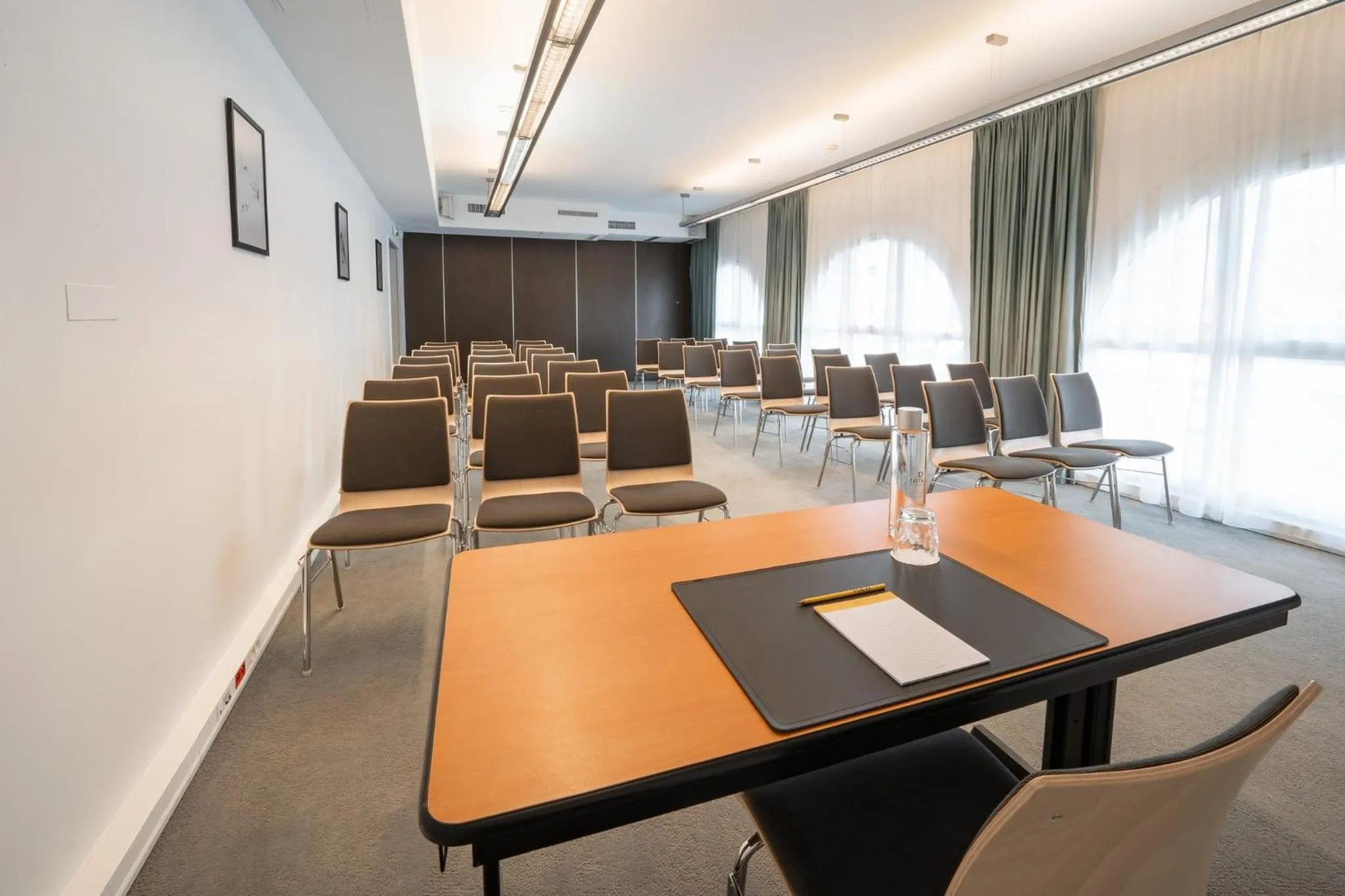 Meeting/conference room in voco Paris Montparnasse by IHG